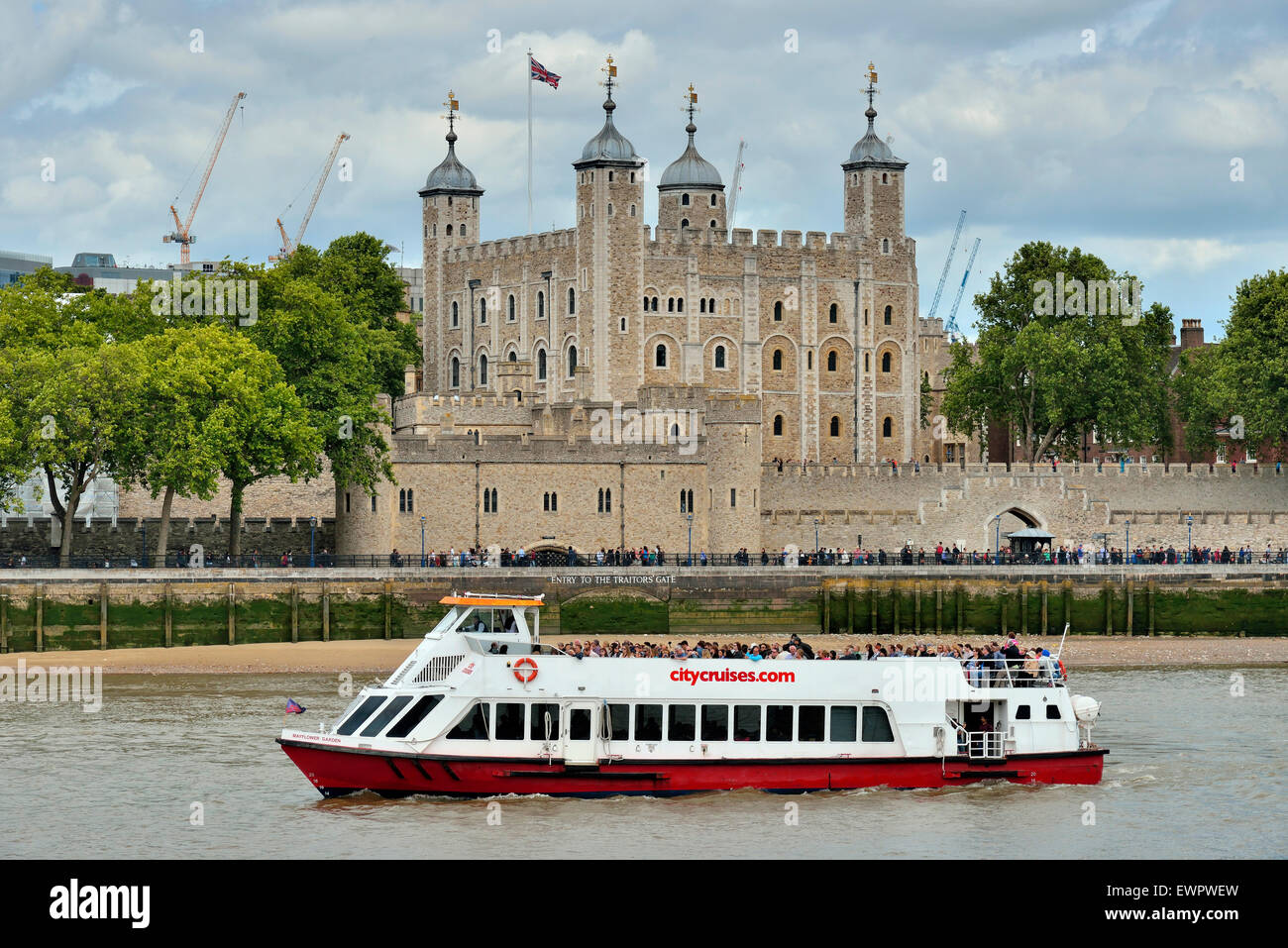 Gita in barca sul Tamigi di fronte alla Torre di Londra, London, England, Regno Unito Foto Stock