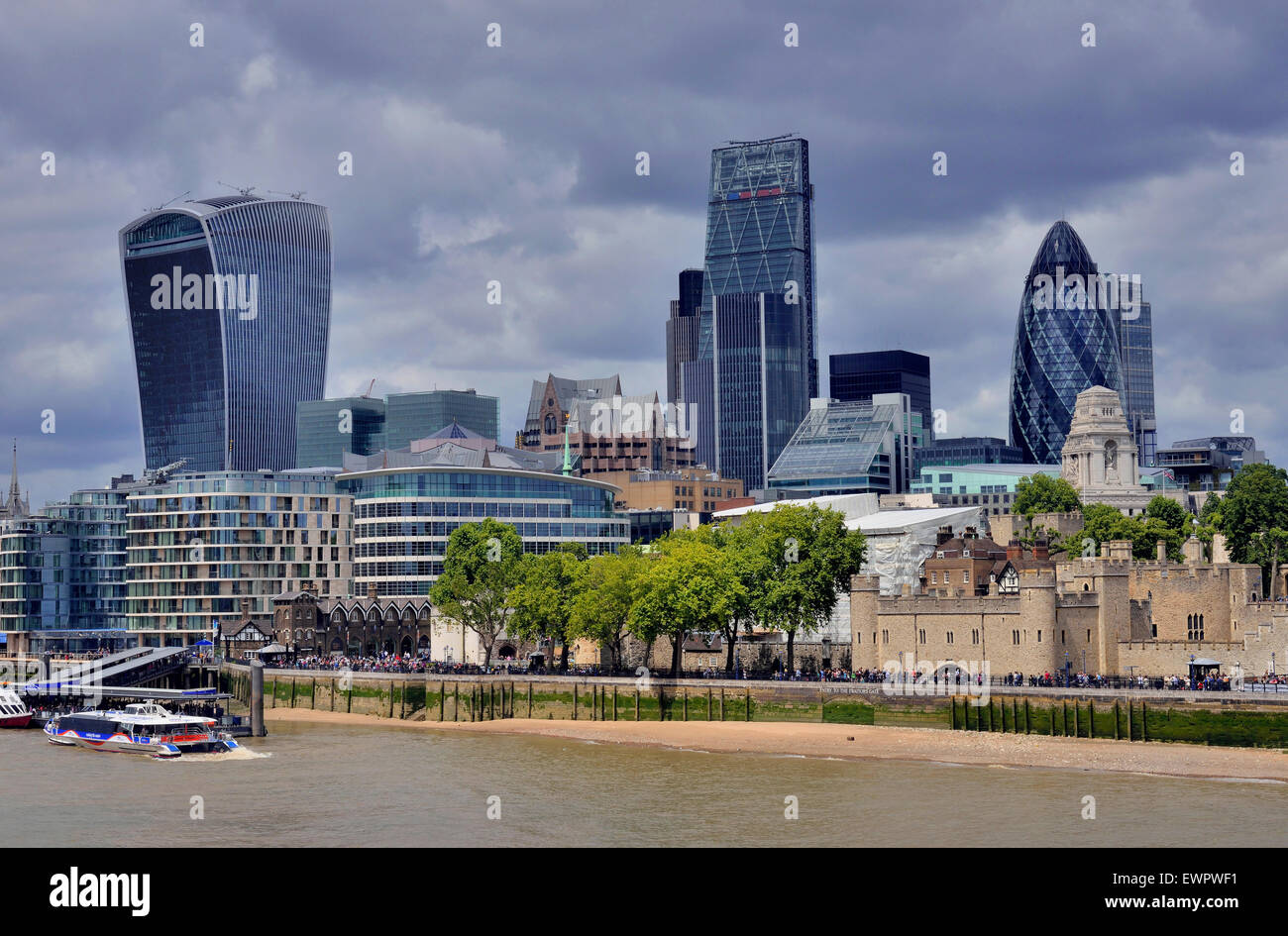 Skyline del financial district, City of London, Torre di Londra sulla destra il Gherkin dietro a Londra, Inghilterra Foto Stock