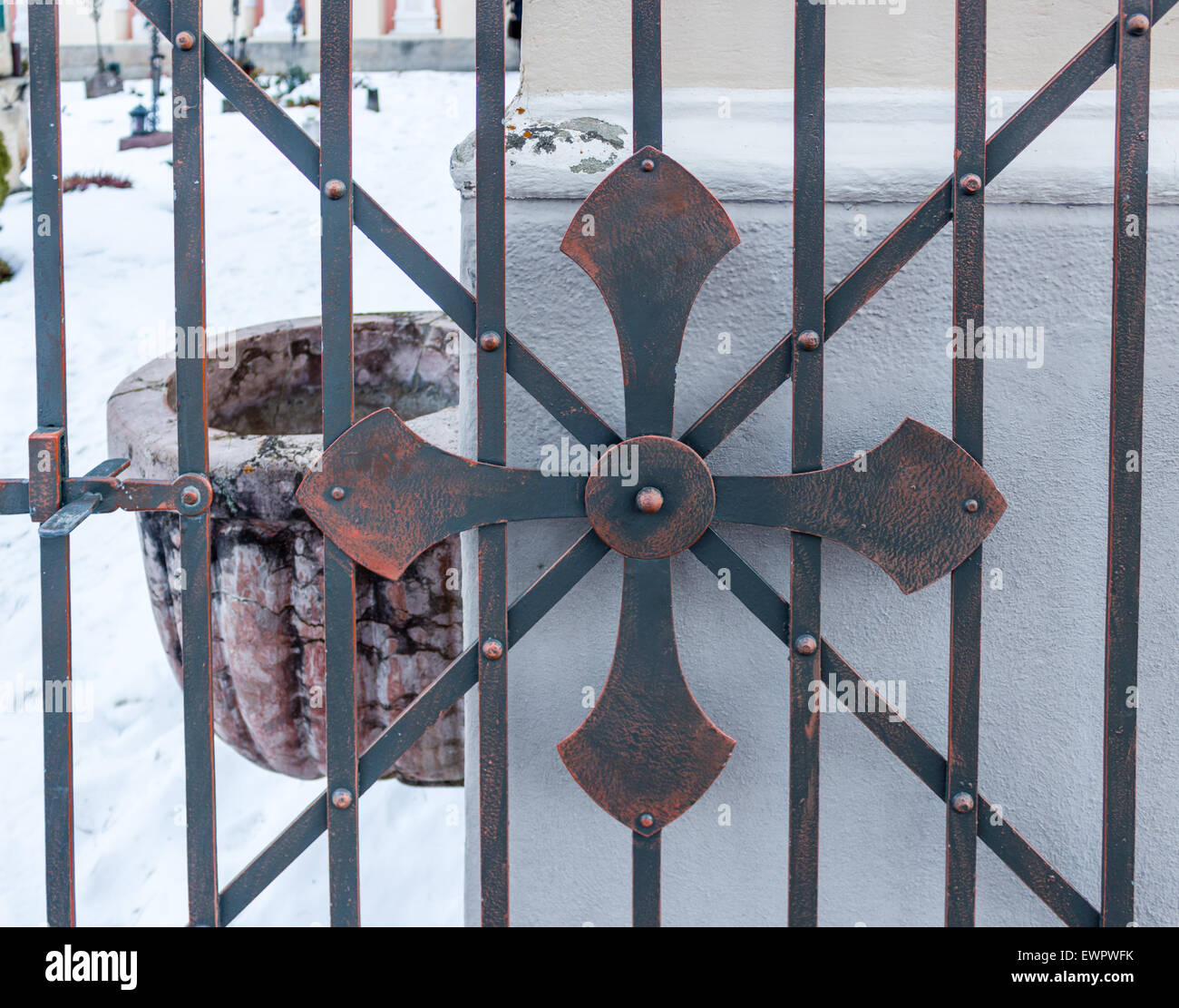 Rusty croce sul cancello di ferro del cimitero Foto Stock