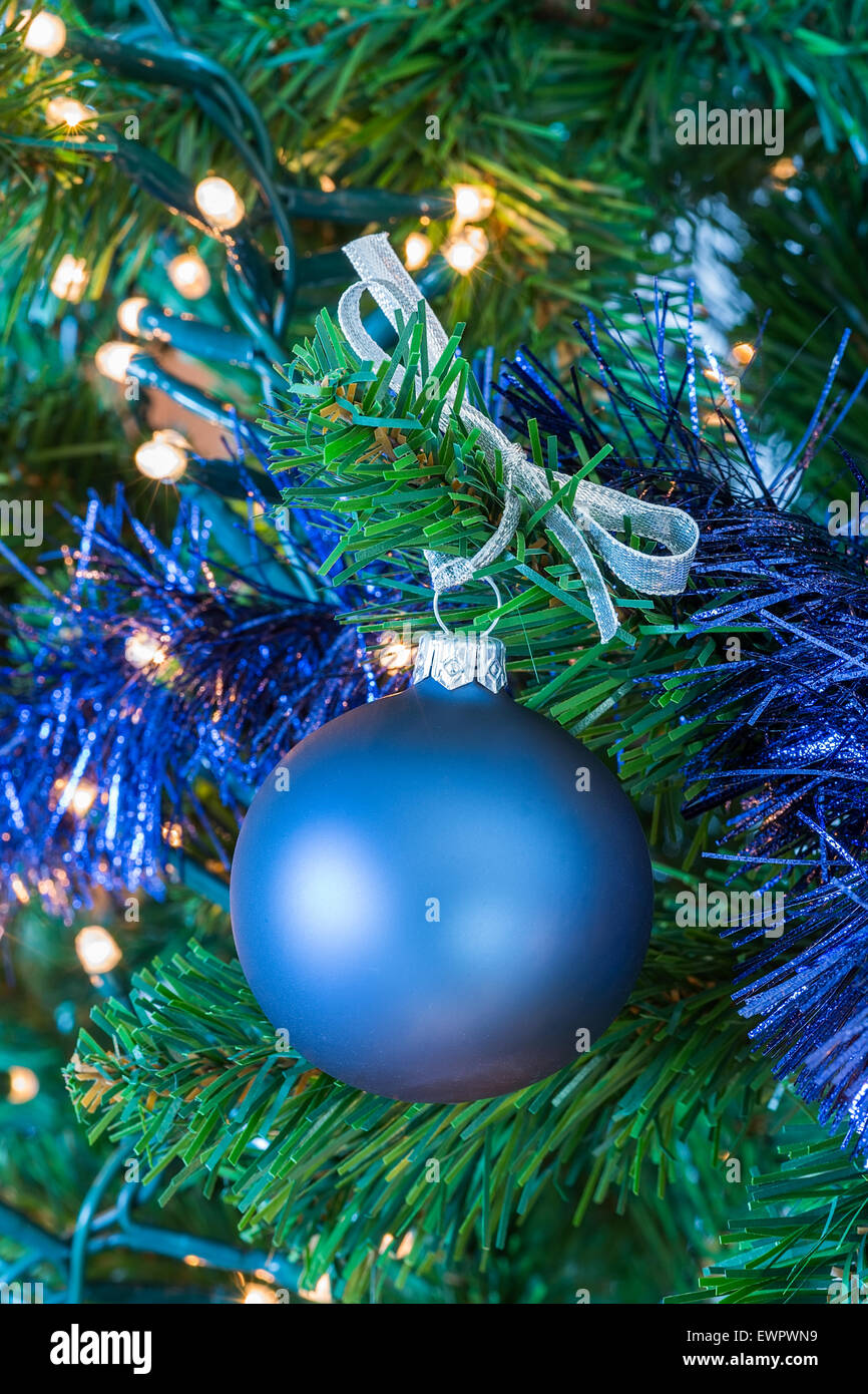 Natale blu a sfera o pallina appesa nella struttura ad albero come decorazione Foto Stock