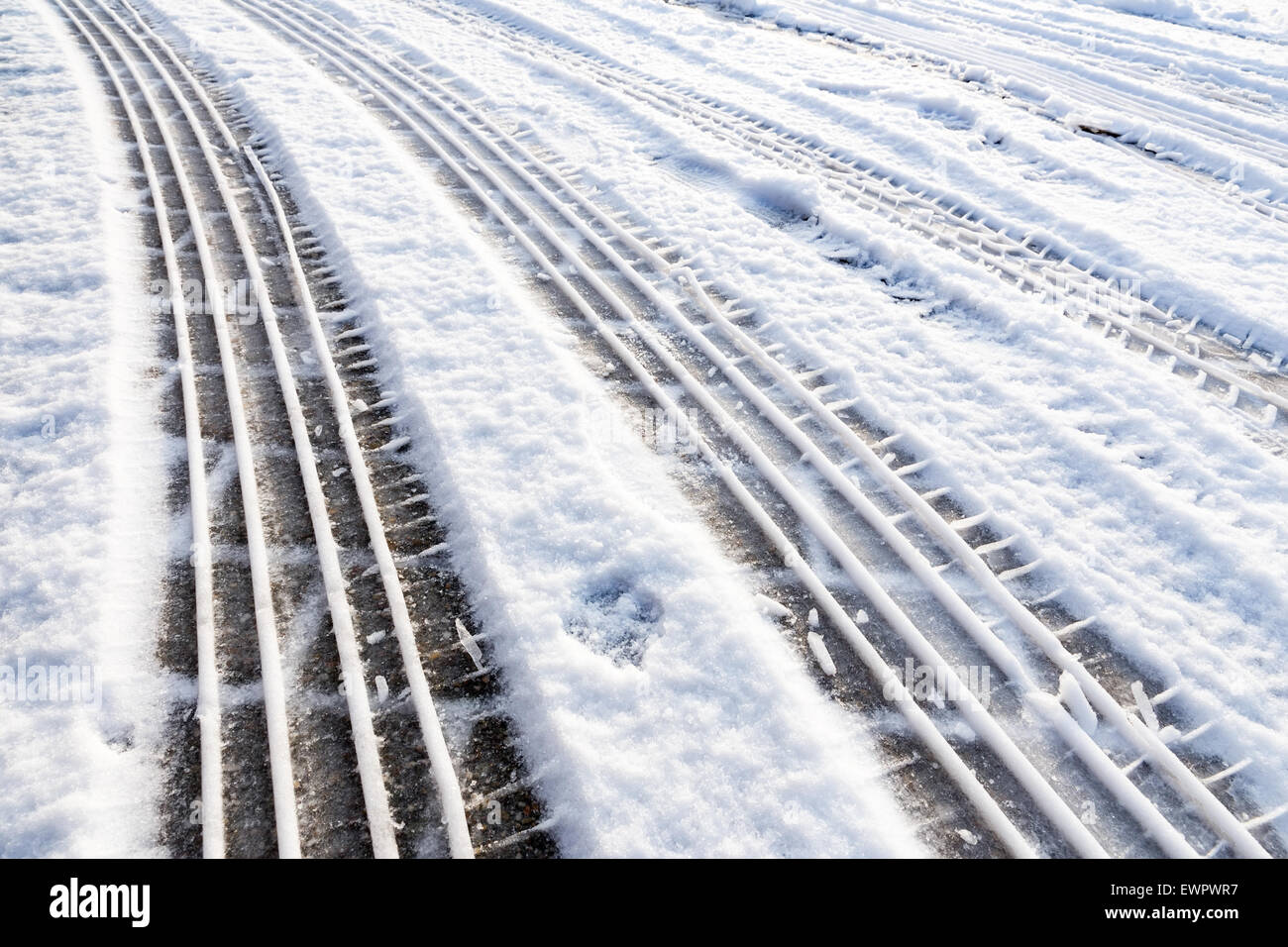 Pneumatico auto tracce nella neve simbolo di trasporto durante la stagione invernale Foto Stock
