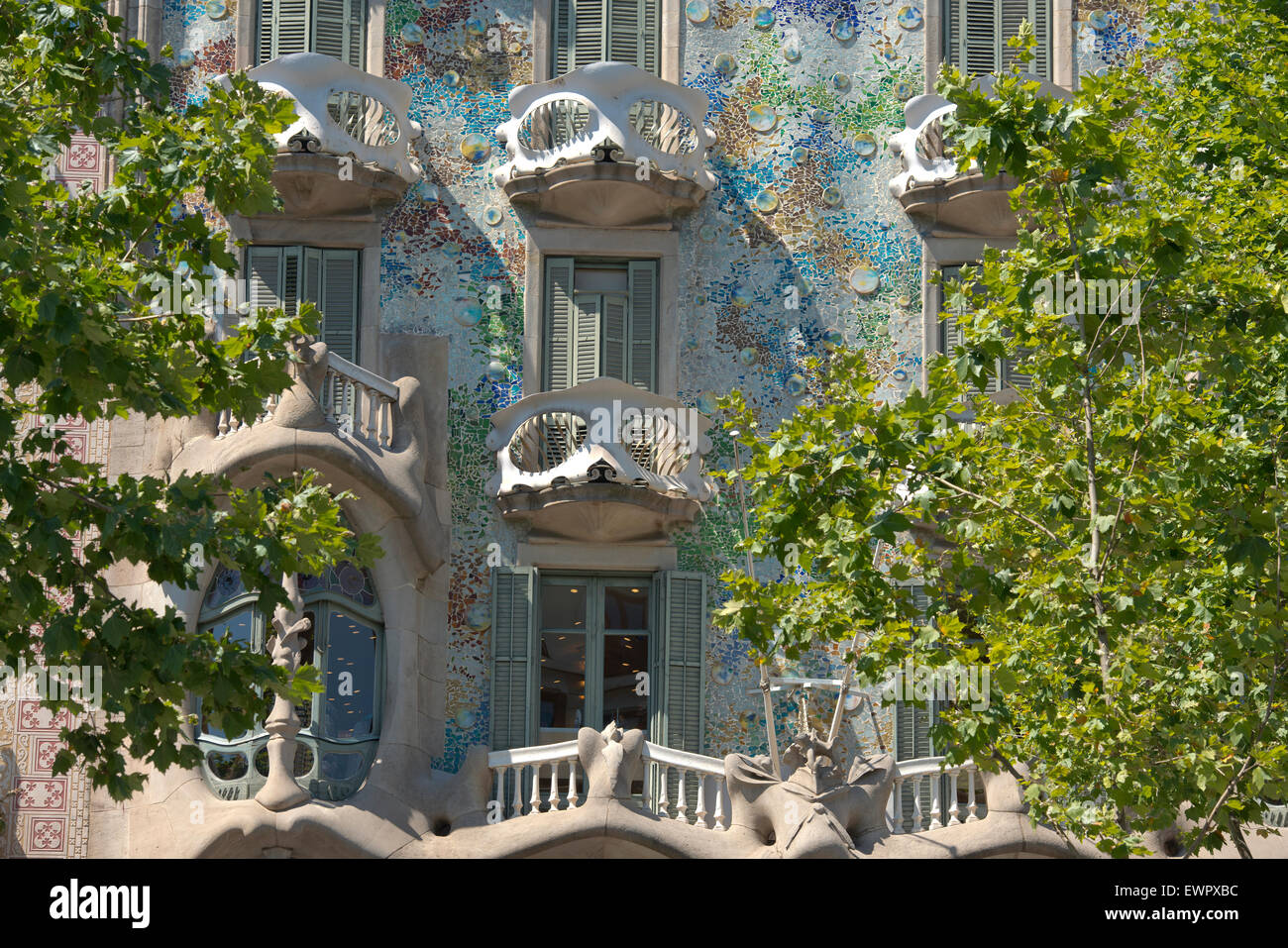 Casa Batllo facciata. Il famoso edificio progettato da Antoni Gaudi è una delle principali attrazioni turistiche di Barcellona. Spagna Foto Stock