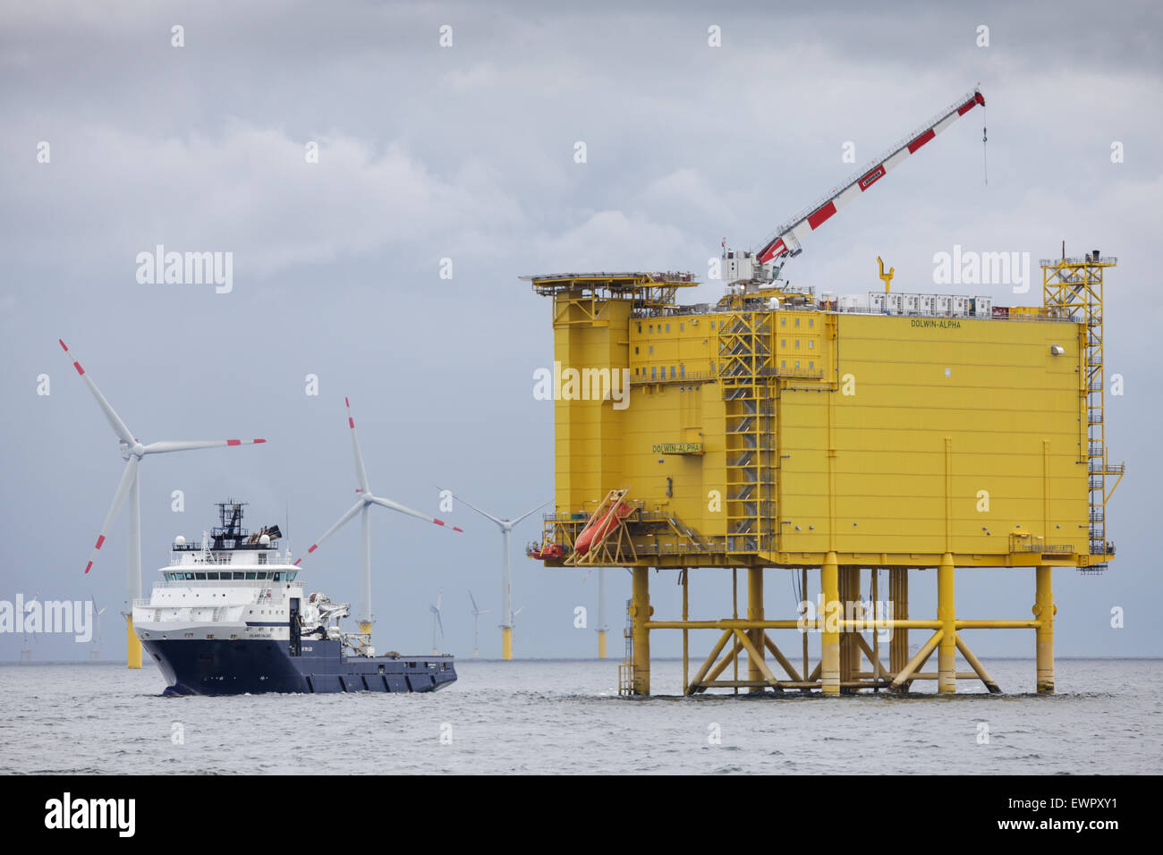 Fesa di offshore convertitore HVDC piattaforma, DolWin alfa, della Bight tedesco del Mare del Nord. Foto Stock