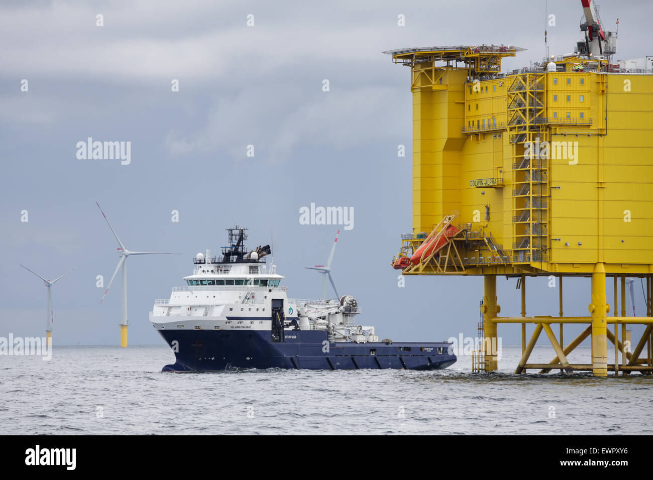 Fesa di offshore convertitore HVDC piattaforma, DolWin alfa, della Bight tedesco del Mare del Nord. Foto Stock