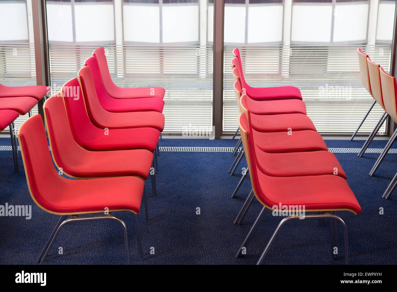 Sedie rosse allineate in un ufficio nel Regno Unito Foto stock - Alamy