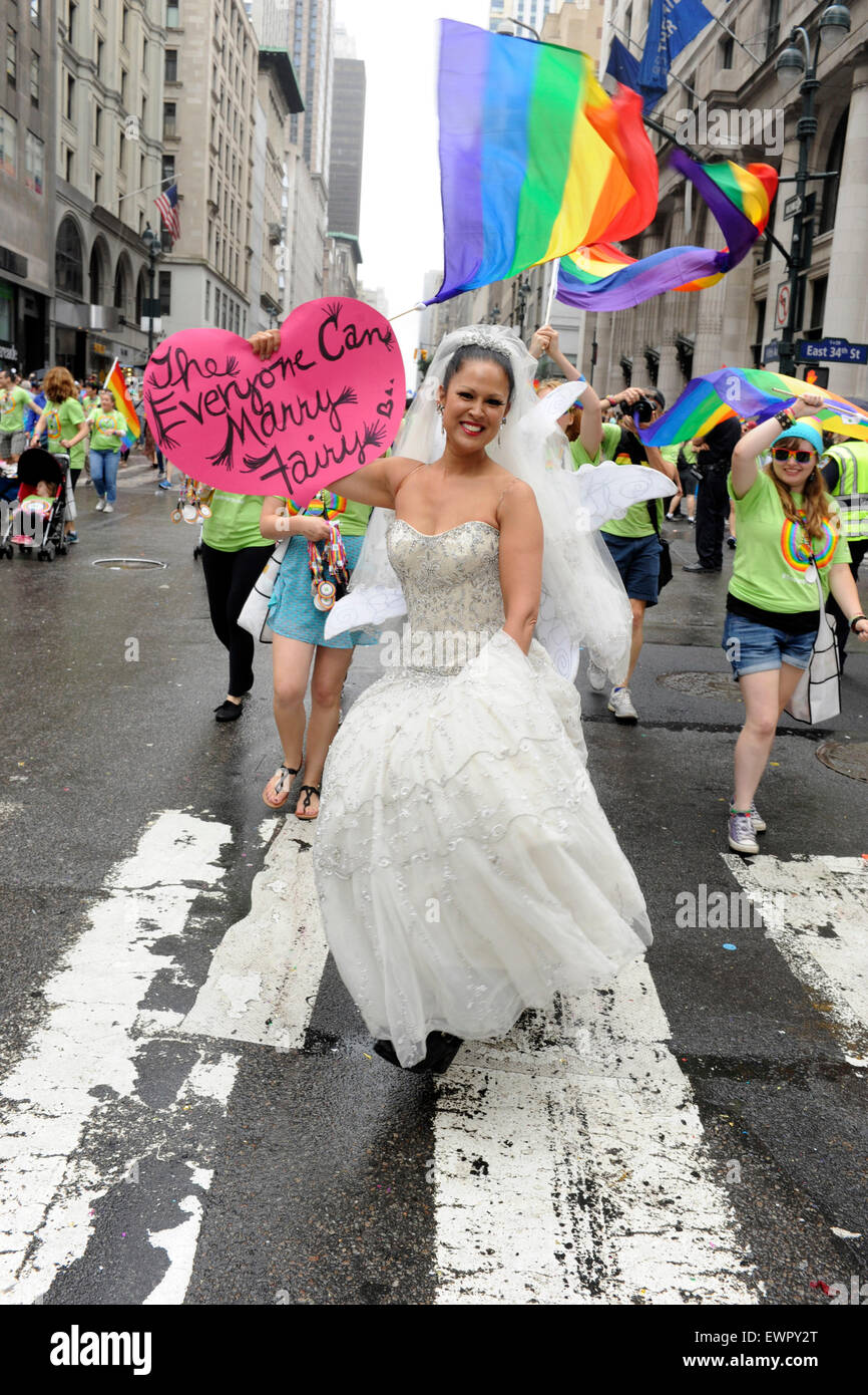 La città di New York. Il 28 giugno, 2015. Persone marzo nel 2015 NYC Pride marzo a giugno 28, 2015 a New York City./picture alliance © dpa/Alamy Live News Foto Stock