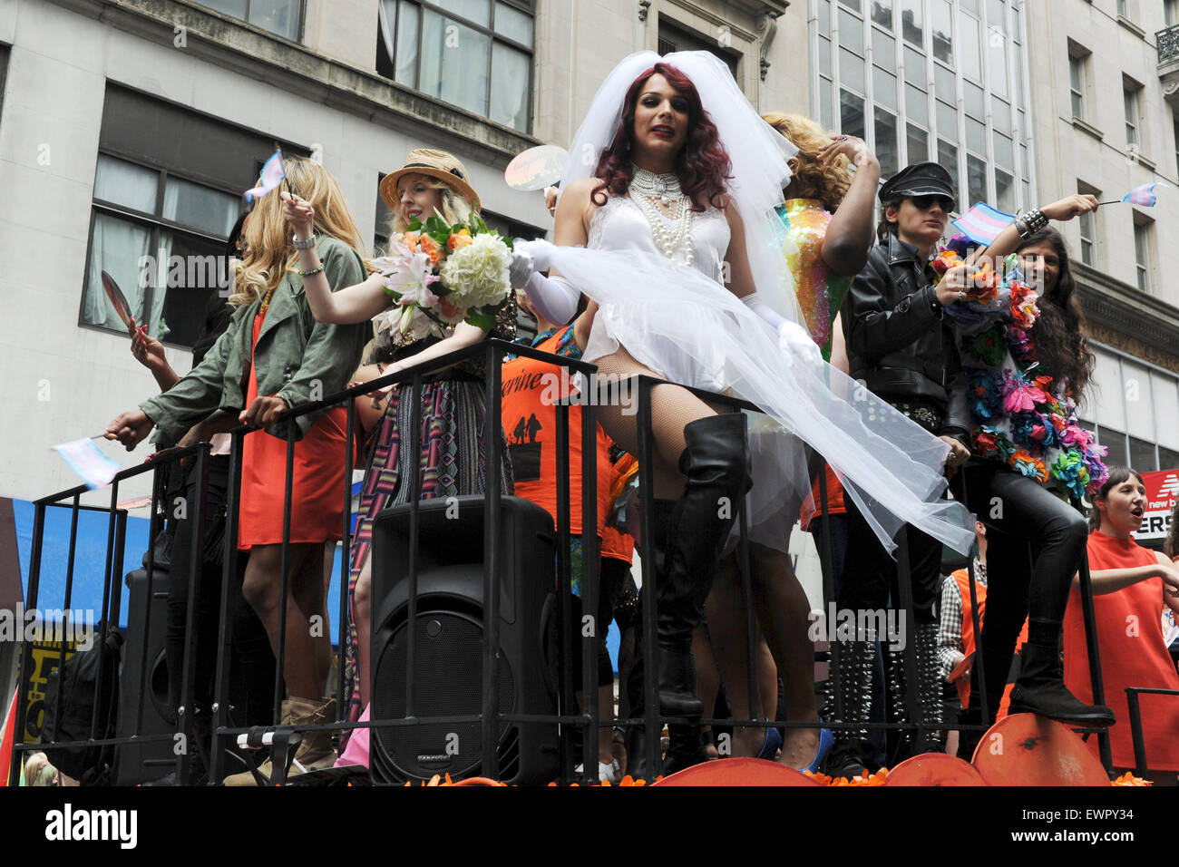 La città di New York. Il 28 giugno, 2015. Persone marzo nel 2015 NYC Pride marzo a giugno 28, 2015 a New York City./picture alliance © dpa/Alamy Live News Foto Stock