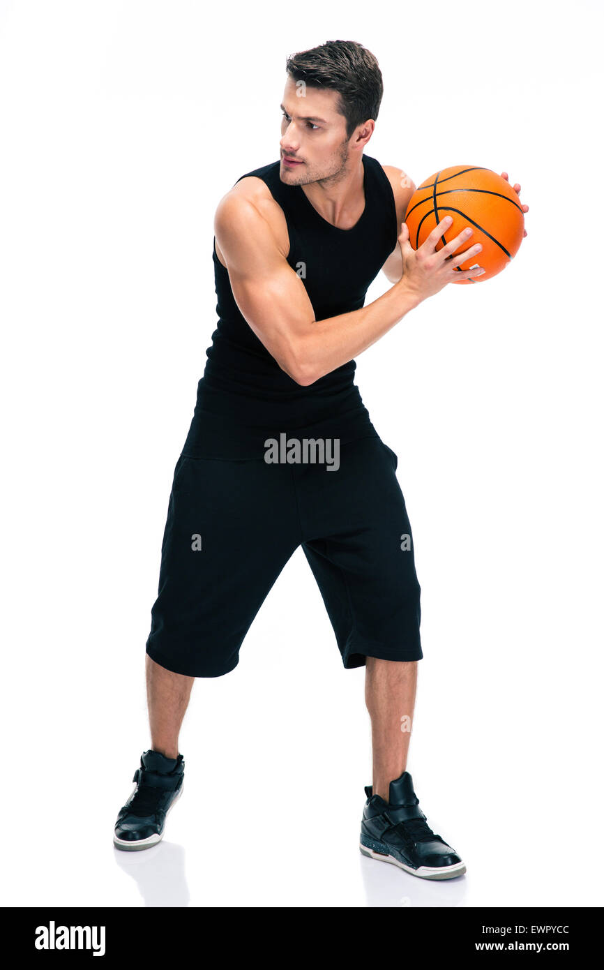 A piena lunghezza Ritratto di un uomo bello im di indossare abbigliamento sportivo giocando a basket isolato su uno sfondo bianco Foto Stock