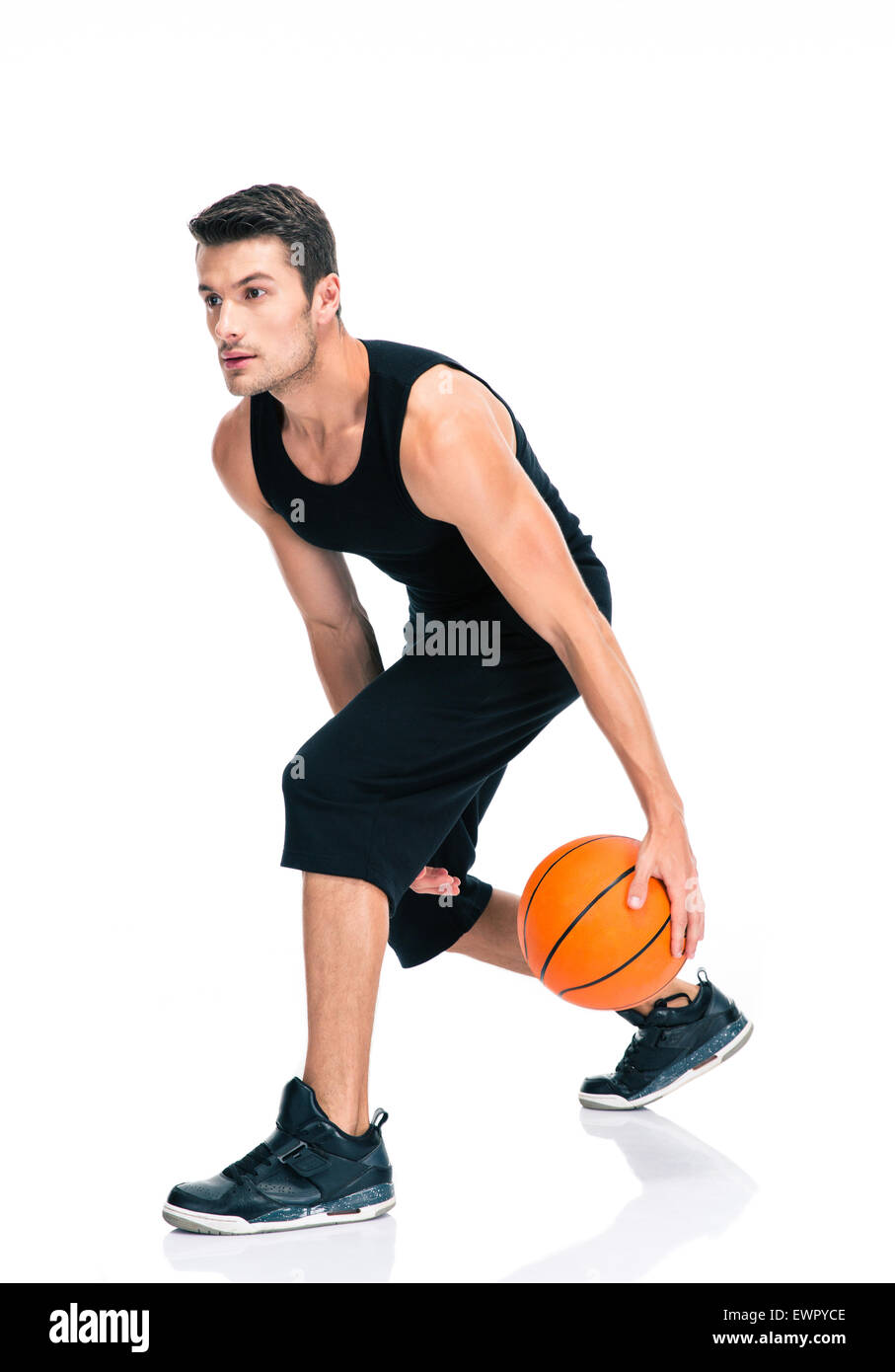A piena lunghezza Ritratto di un uomo di sport giocando a basket isolato su uno sfondo bianco Foto Stock