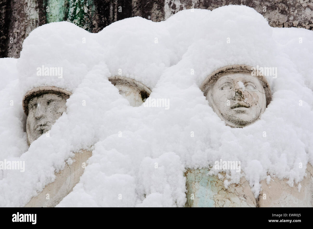 Italia, Lombardia, Crema, Piazza Trento Trieste, Monumento alla Guerra di Arturo Dazzi data 1924, Statua della neve coperta Foto Stock