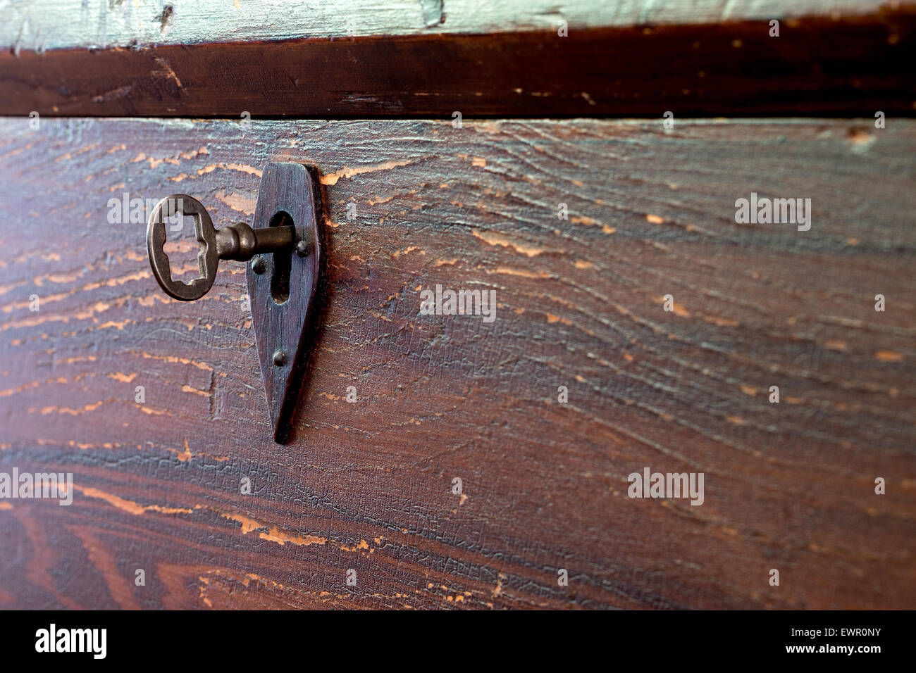 Antico legno di quercia petto scheletro metallico la chiave nella serratura Foto Stock