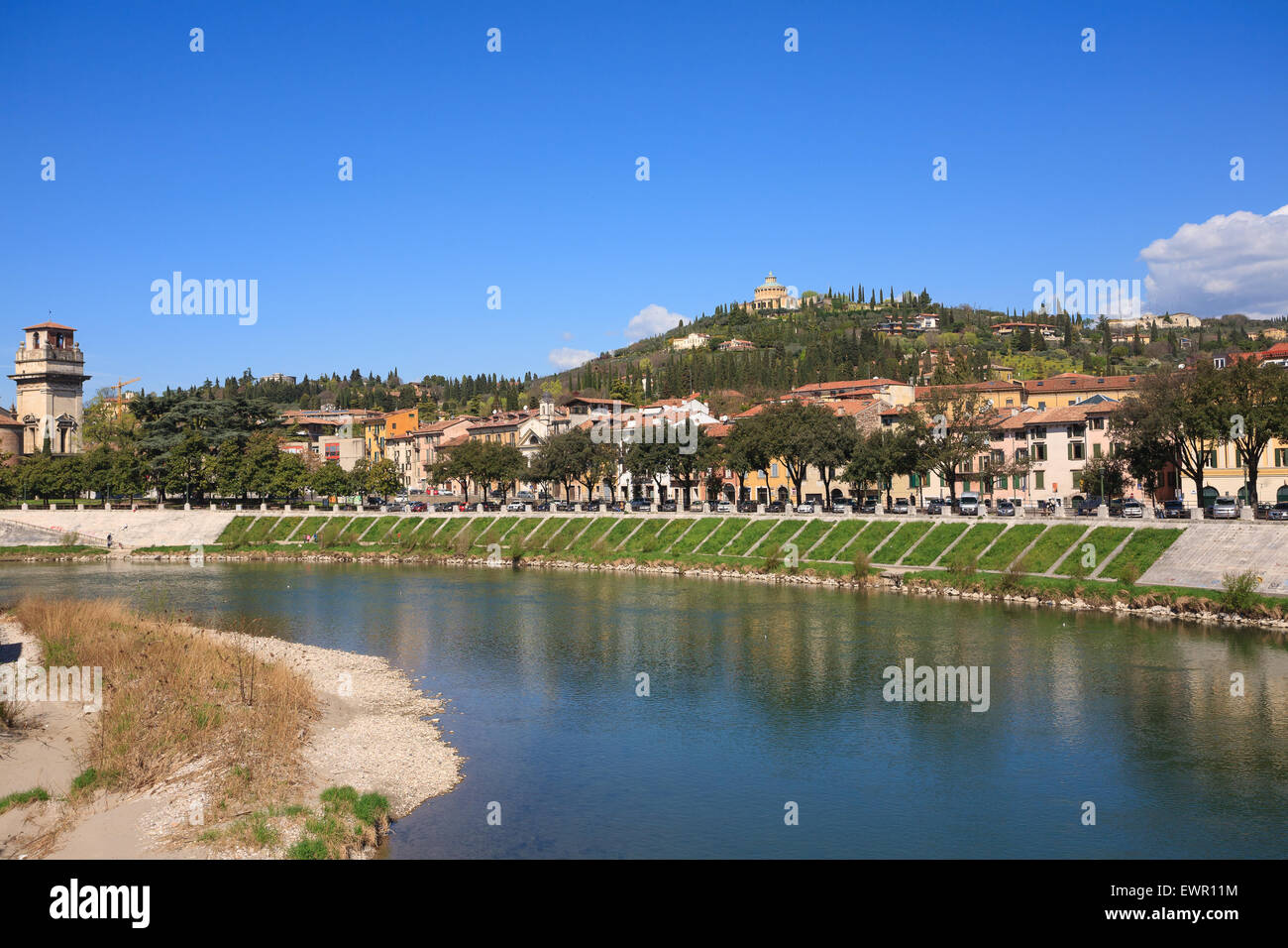 Una vista di Verona e il fiume Adige dal Ponte Pietra, Italia Foto Stock
