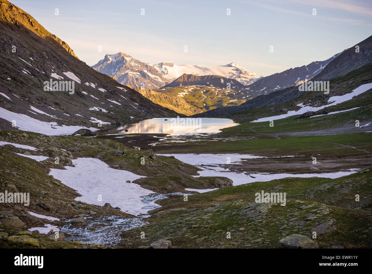 Alpina ad alta quota in lago idilliaco ambiente incontaminato una volta coperta da ghiacciai. Avventure estive nelle Alpi. Foto Stock