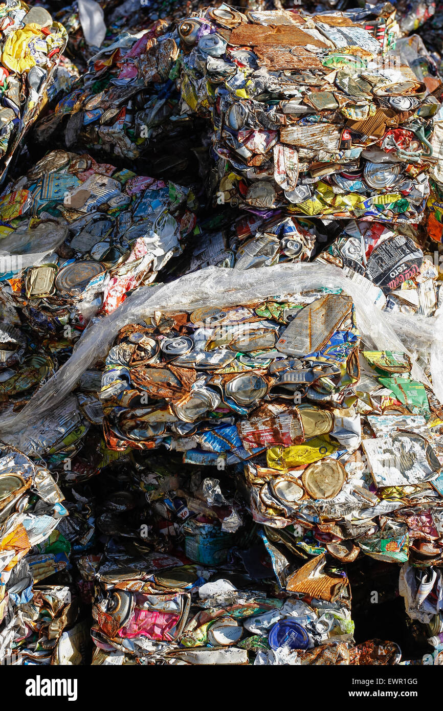 Cumulo di rifiuti in metallo per il riciclaggio o lo smaltimento sicuro, ottimo per riciclare e temi ambientali. Foto Stock