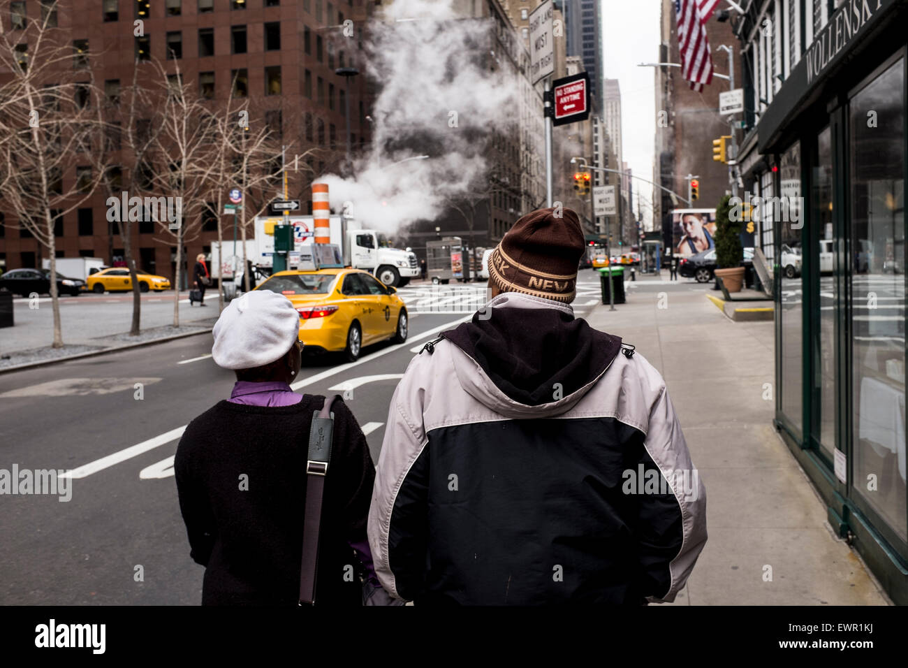 Due vecchie Newyorkesi vicino a 3° Avenue a Manhattan Foto Stock