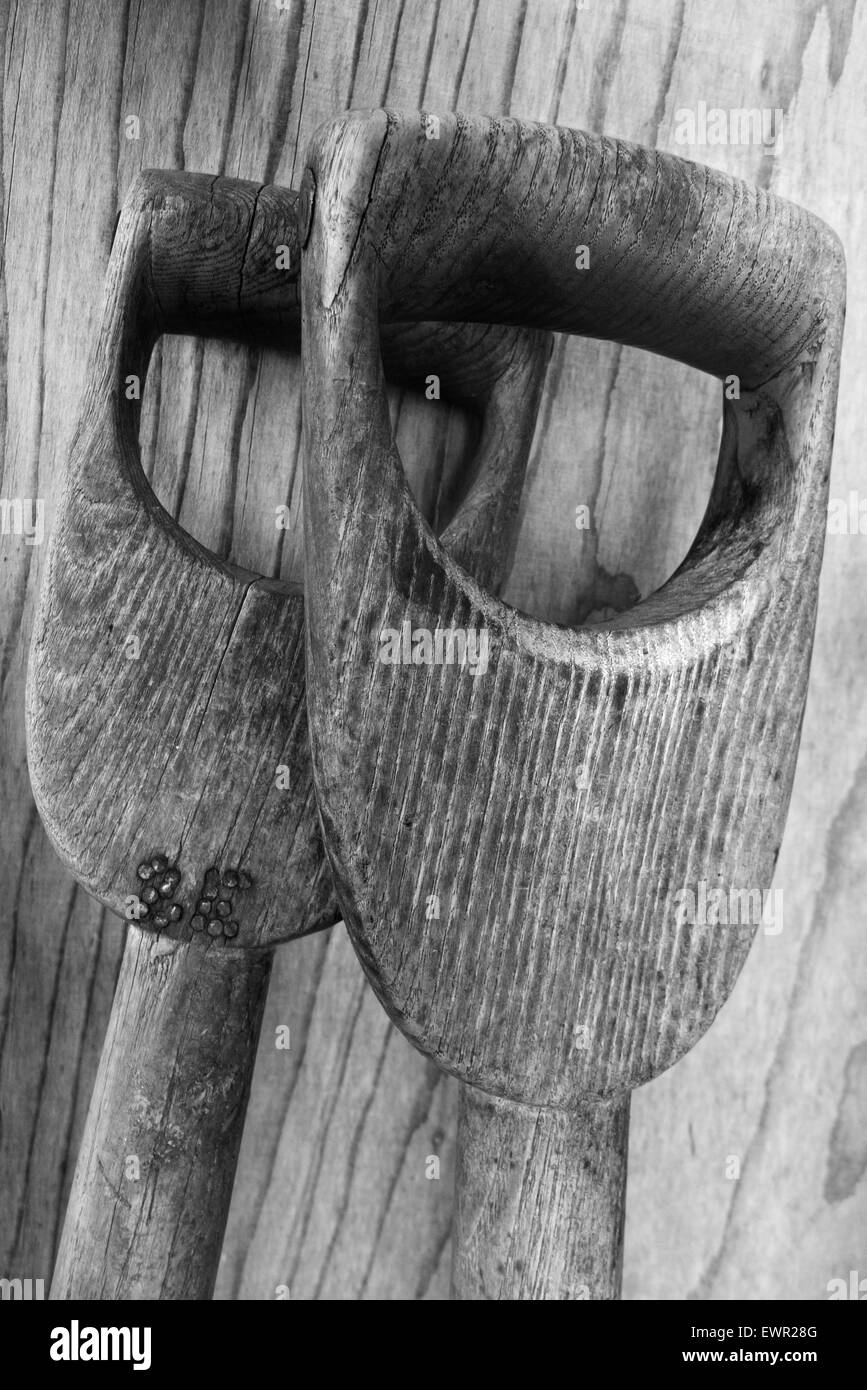 Impugnature in legno di attrezzi da giardino. Foto Stock