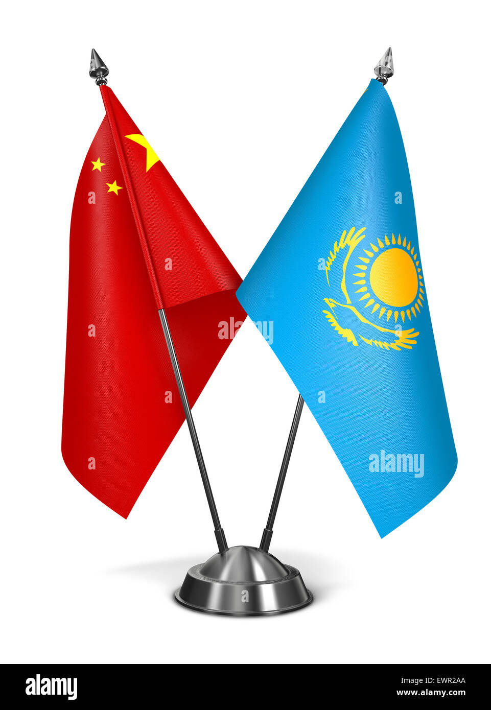 La Cina e il Kazakistan - Bandiere in miniatura isolati su sfondo bianco. Foto Stock