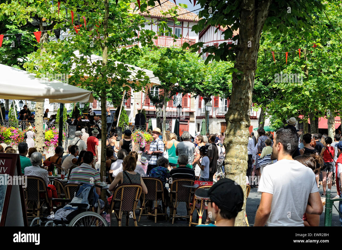 Persone in Louis XIV square. Saint-Jean-de-Luz. Pyrénées-Atlantiques, Francia. Foto Stock