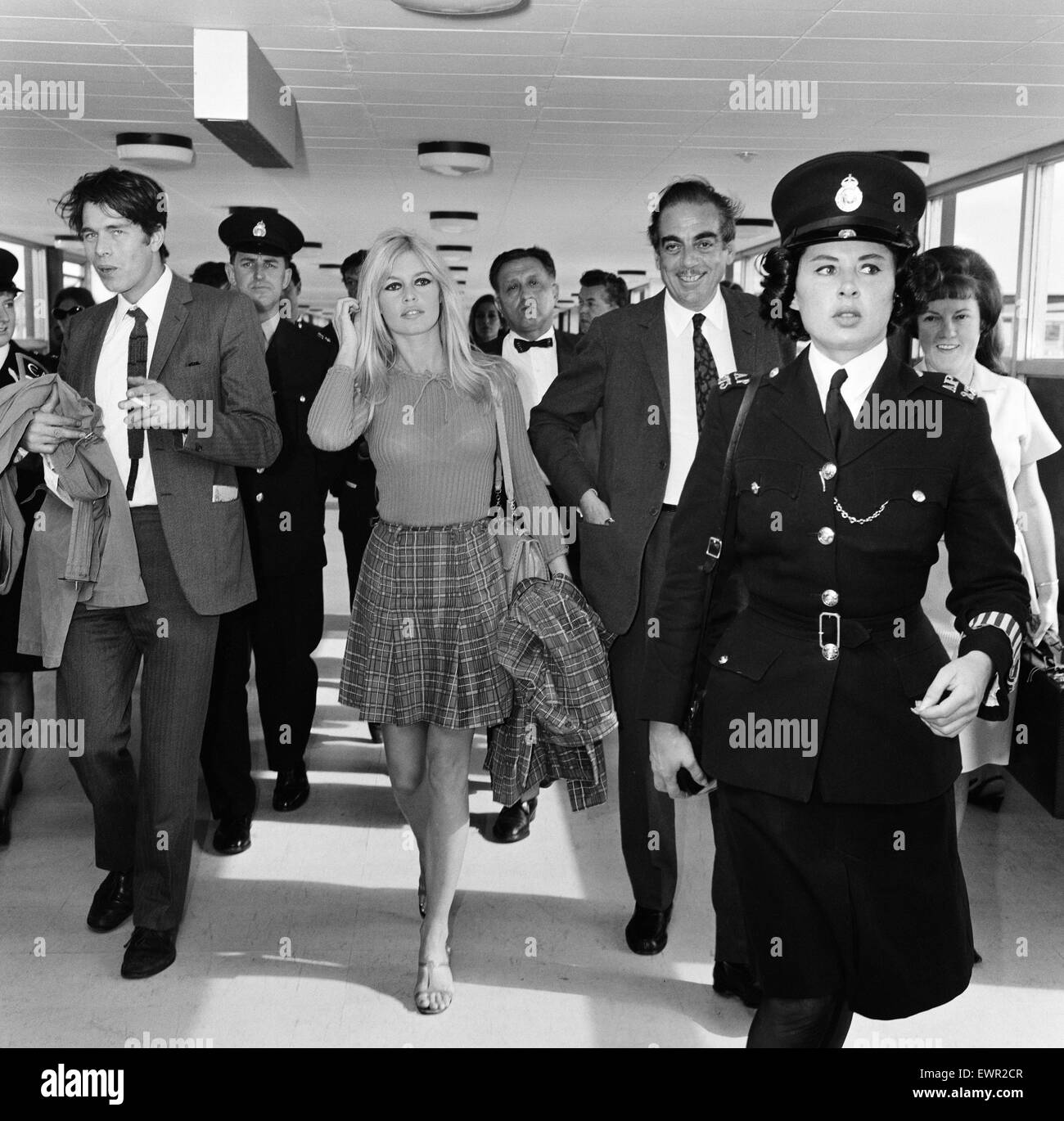 L'attrice francese Brigitte Bardot arriva all'aeroporto di Londra come ella visite Inghilterra al film scene di posizione per un nuovo Anglo produzione francese "due settimane nel mese di settembre". Il 2 settembre 1966. Foto Stock