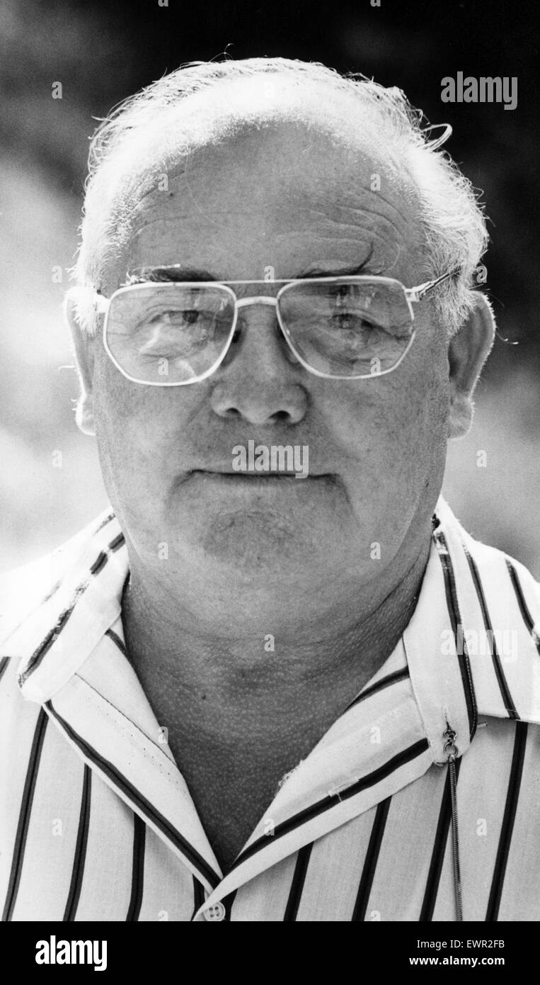 Peter Hill, ex trainer coach a Coventry City, ora lavora per il team come supervisore del kit. 19 agosto 1989. Foto Stock