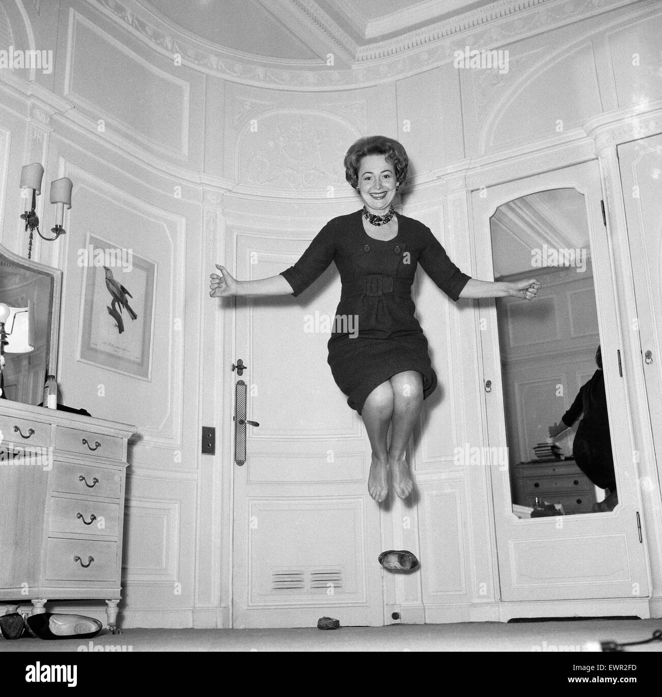 Olivia de Havilland la riproduzione di un gioco di salto con il marito. Xx Novembre 1959. Foto Stock