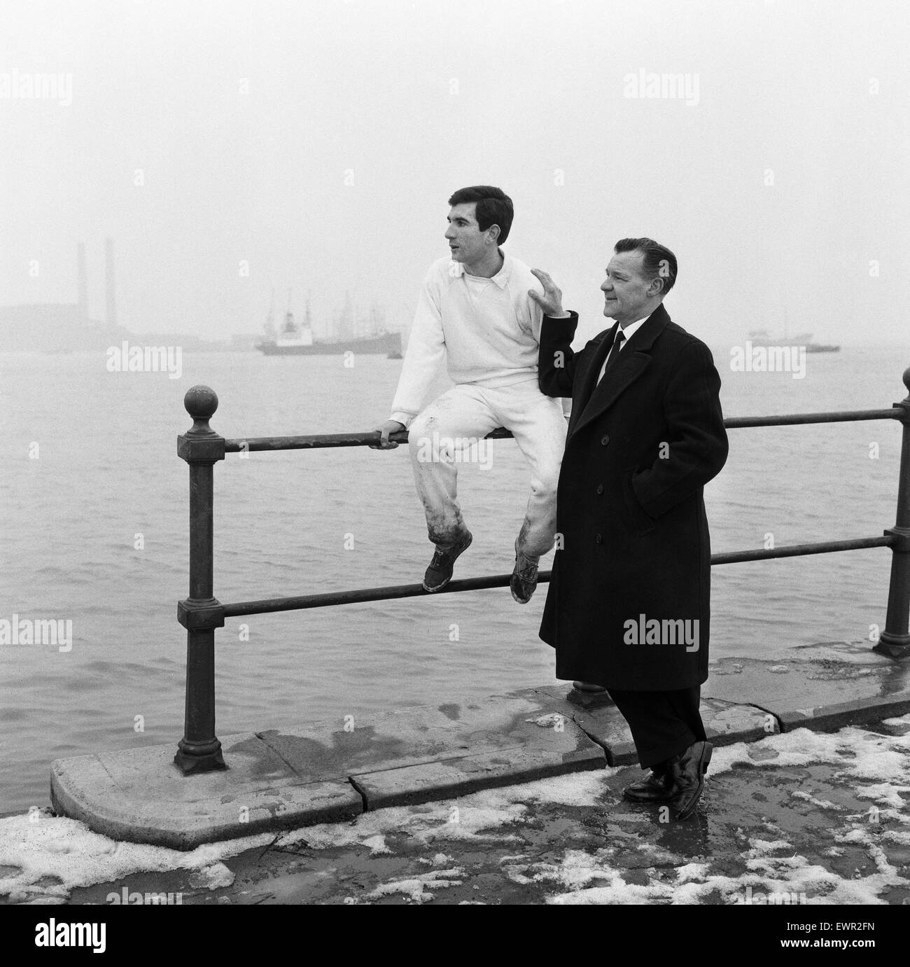 Gravesend e Northfleet sessione di allenamento nella neve davanti a loro FA Cup quarto round il match contro il Sunderland. Nella foto è Johnnie Sanchez con manager Billy Lane. 7 febbraio 1963. Foto Stock