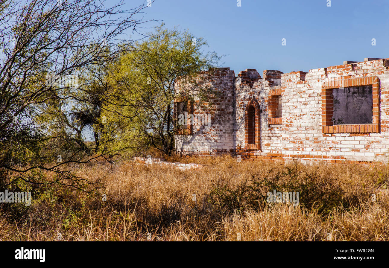 Questo mattone adobe dimora fu abbandonata e lasciata in rovine dopo i piani per lo sviluppo immobiliare in San Carlos non riuscita. Foto Stock