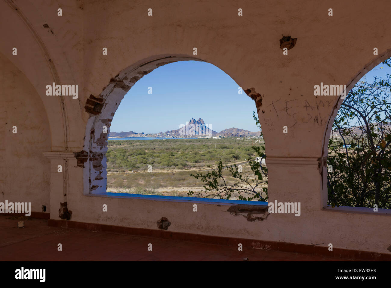 Grande Arco in questa struttura è di spagnolo di progettazione architettonica. Montare Tetakawi, Messico nella distanza Foto Stock