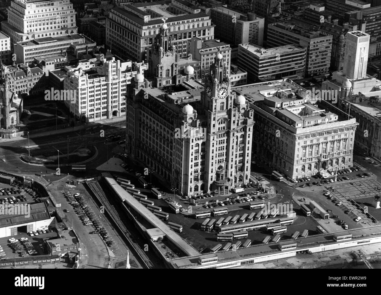 Vedute aeree di Liverpool, Merseyside, 6 ottobre 1987. Royal Liver Building. La Cunard Building. Le Tre Grazie Foto Stock