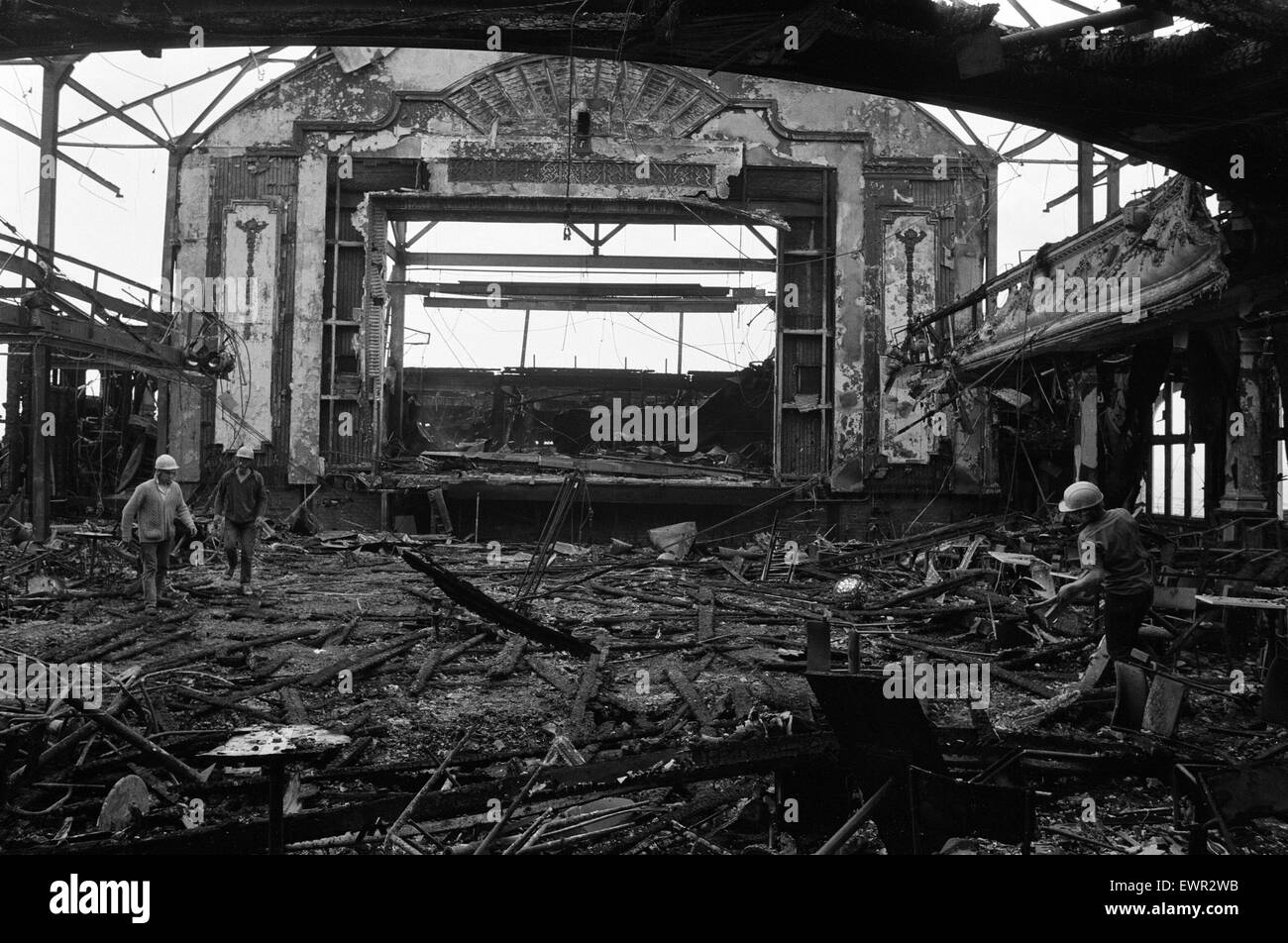 La bruciata resti del teatro di South Parade Pier a Southsea, Hampshire dopo un incendio scoppiato nel molo di sala da ballo dove il regista Ken Russell stato riprese di una scena per il suo ultimo film 'Tommy' . Il 12 giugno 1974. Foto Stock