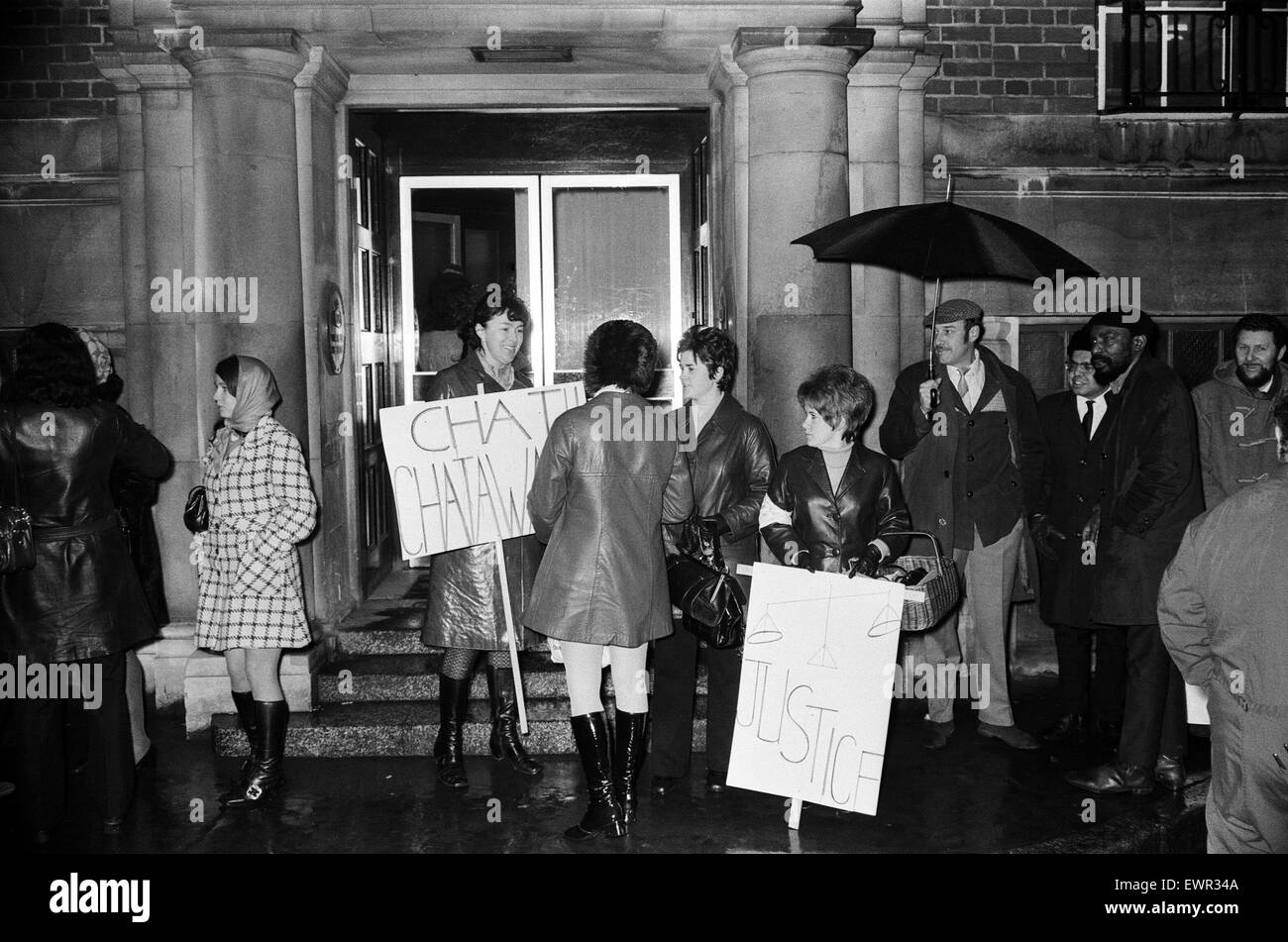 Picchetti, membri dell Unione di Post Office e dei lavoratori postali e telegrafo ufficiali erano in servizio al di fuori dell'oltremare Scambio telefonico, Wren House, Carter Lane, Londra. Ma nonostante questo, molti telephonists riportato per dovere. Il 20 gennaio 1971. Foto Stock