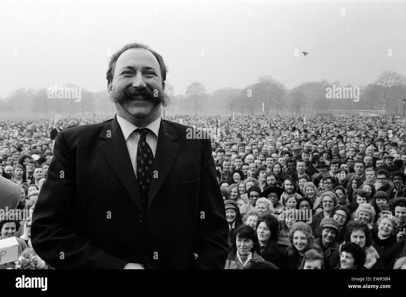 Post Office lavoratori tenere a marzo e una riunione a Speakers Corner. Tom Jackson, Segretario Generale dell Unione di Post Office lavoratori, con alcuni dei percussori dietro di lui che erano alla riunione. Londra, 4 febbraio 1971. Foto Stock