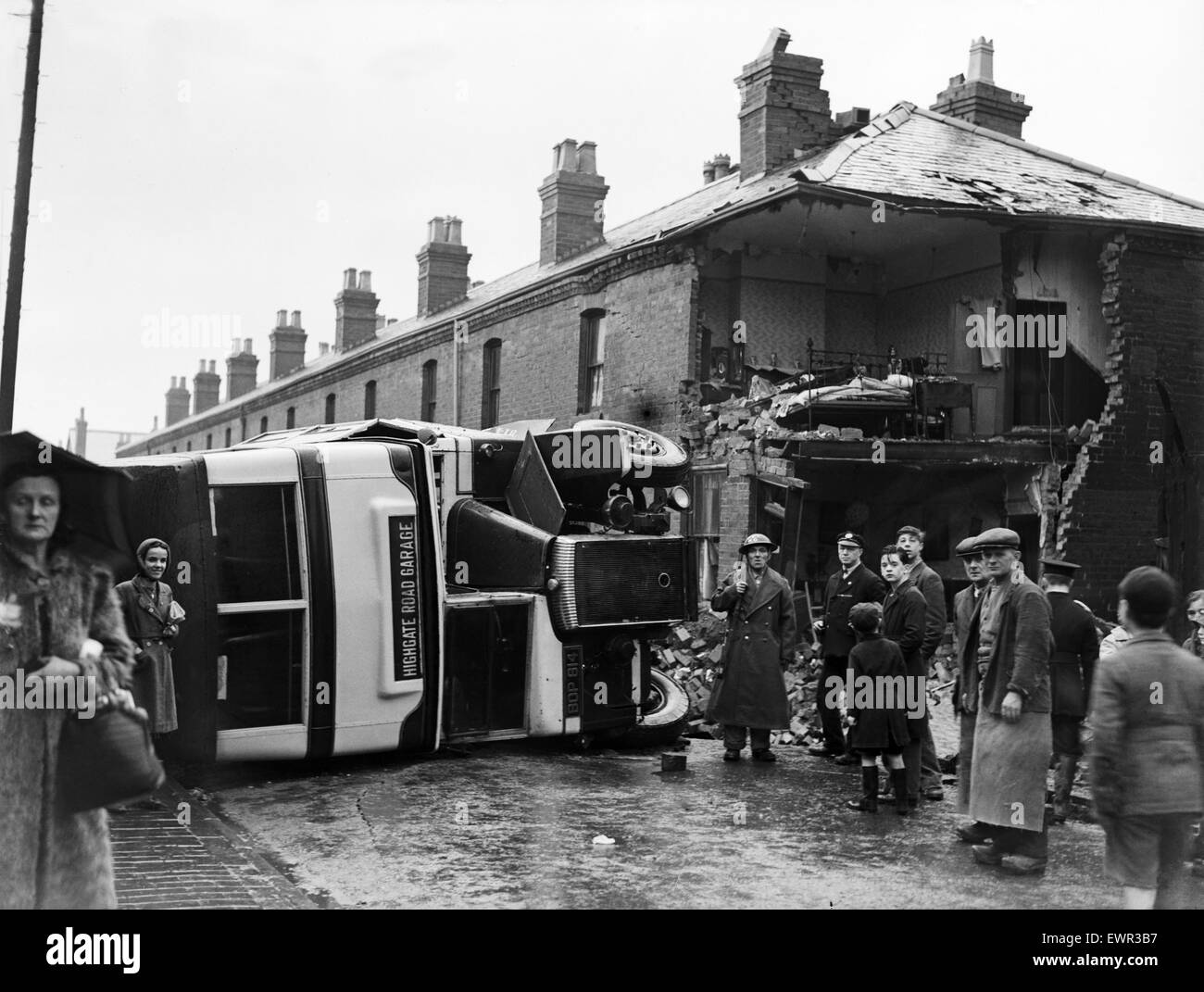 Birmingham Blitz durante la Seconda Guerra Mondiale. Un bus su girata in Sparbrook a seguito di un raid aereo. Xx Novembre 1940. Foto Stock