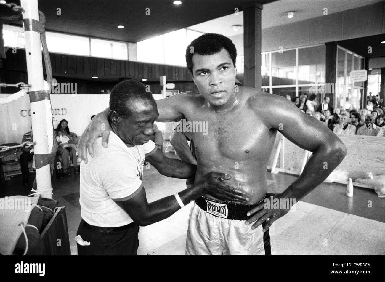 Muhammad Ali ottenendo un rub giù davanti al suo terzo lotta con Ken Norton. 22 Settembre 1976 Foto Stock