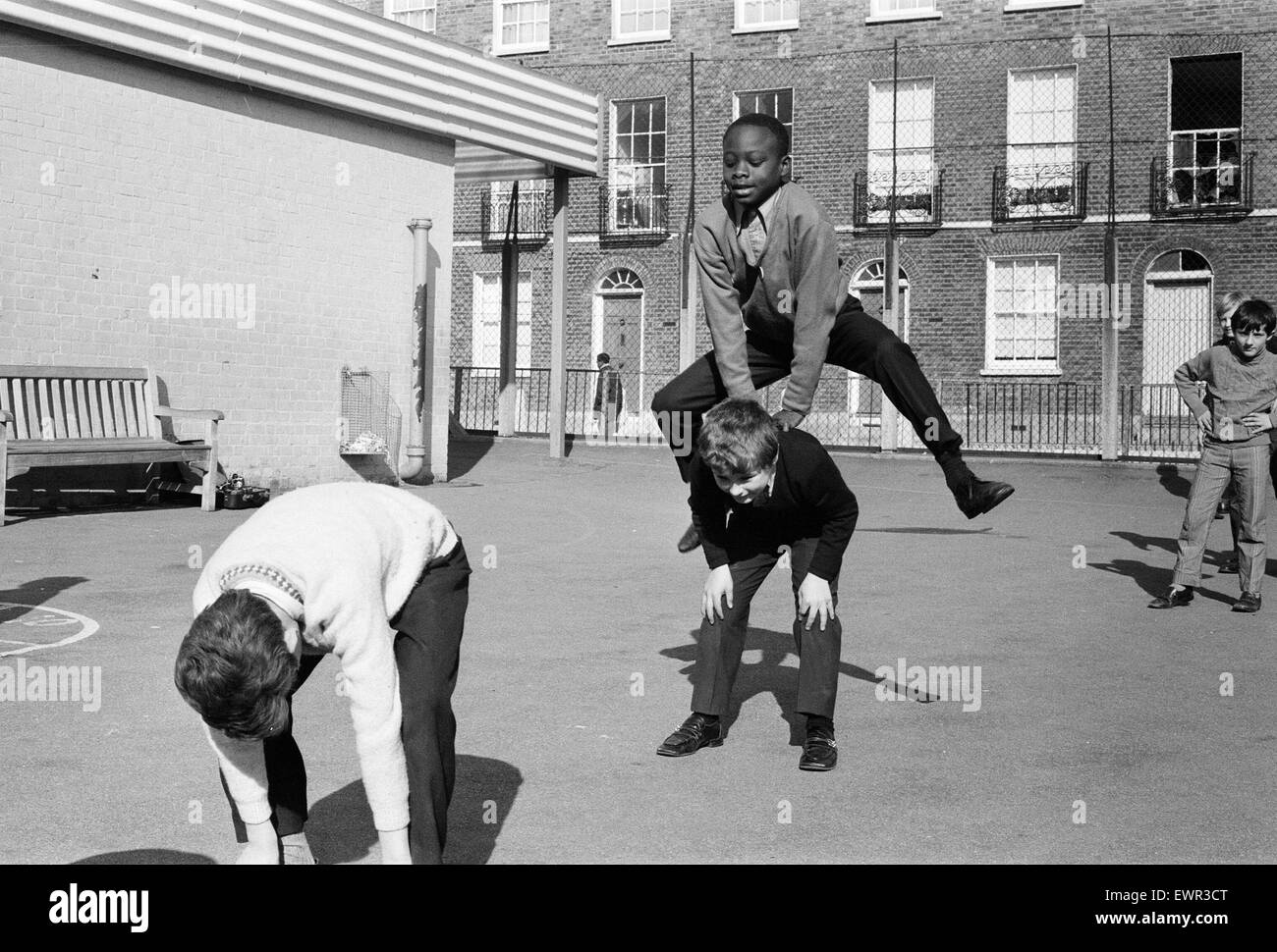 Bambini che giocano a Pentone Scuola Junior, Islington, Londra Nord, 11 marzo 1971. Faccia della Gran Bretagna 1971 funzione. Foto Stock
