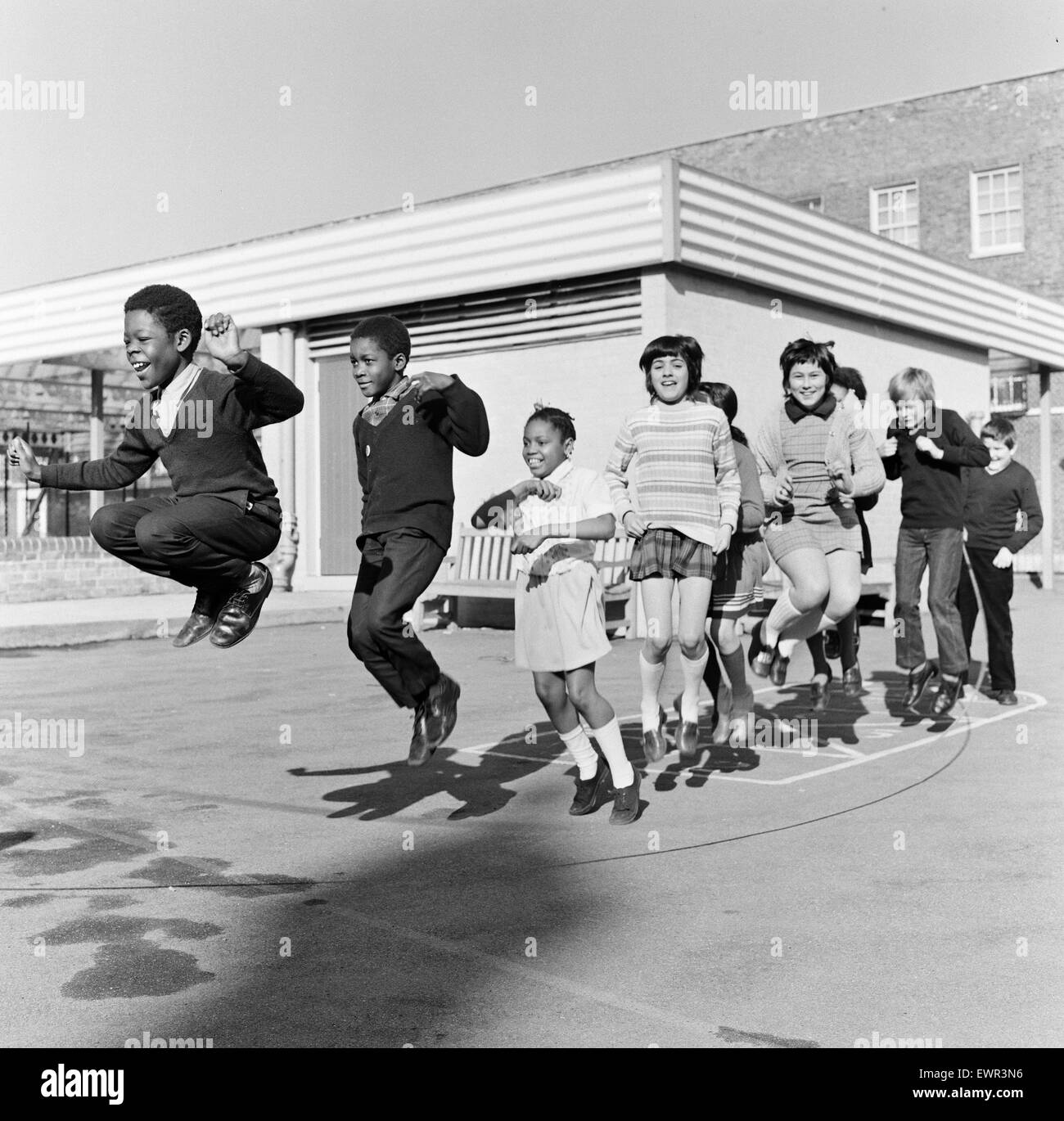 Bambini che giocano a Pentone Scuola Junior, Islington, Londra Nord, 11 marzo 1971. Faccia della Gran Bretagna 1971 funzione. Foto Stock