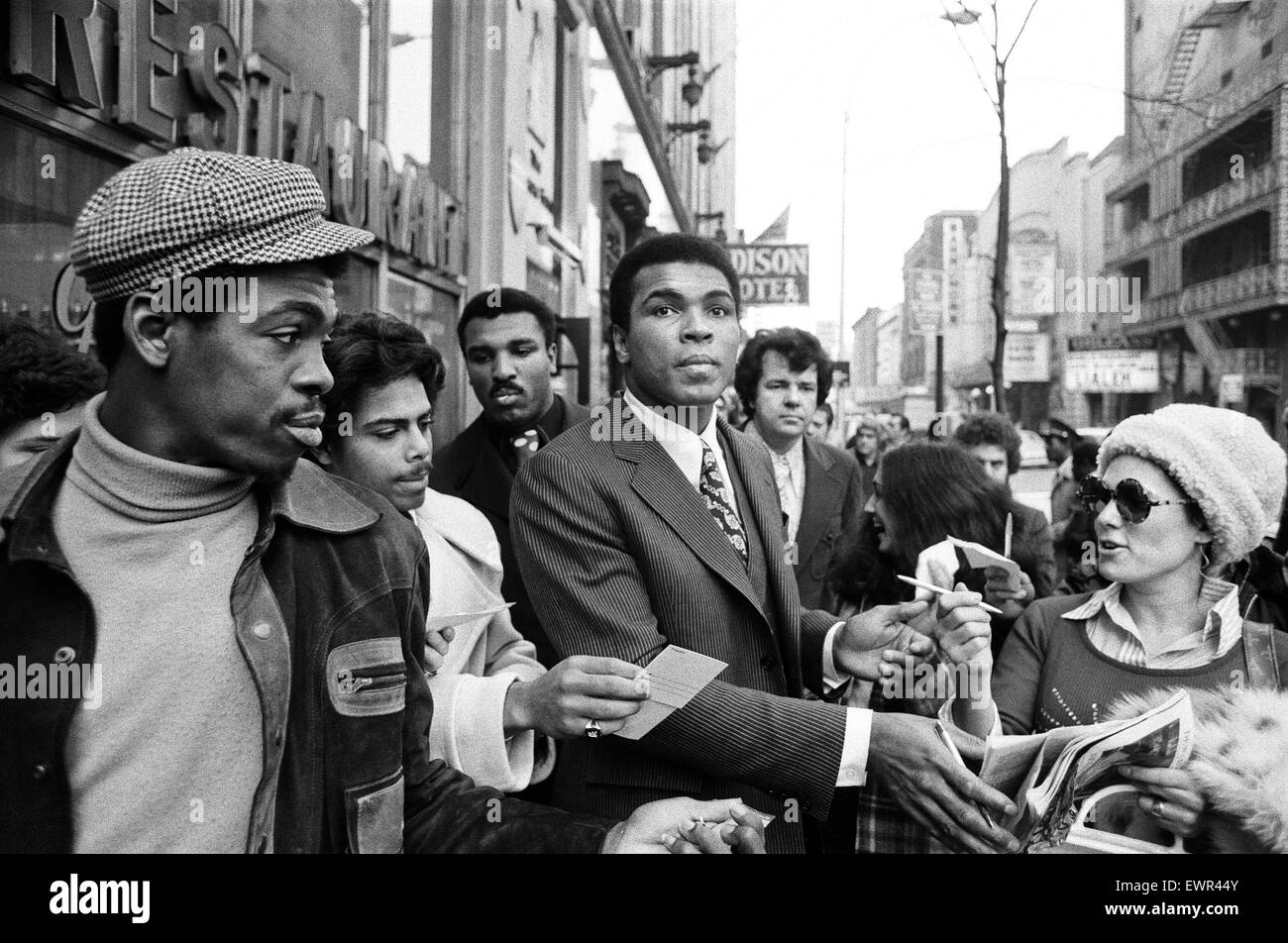 Muhammad Ali firma autografi in anticipo la sua rivincita con Joe Frazier. 23 Gennaio 1974 Foto Stock