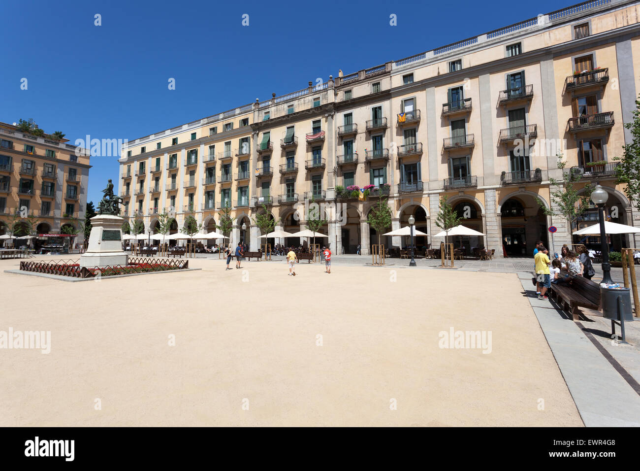 Plaza de la Independencia, piazza della città vecchia di Girona, in Catalogna, Spagna Foto Stock