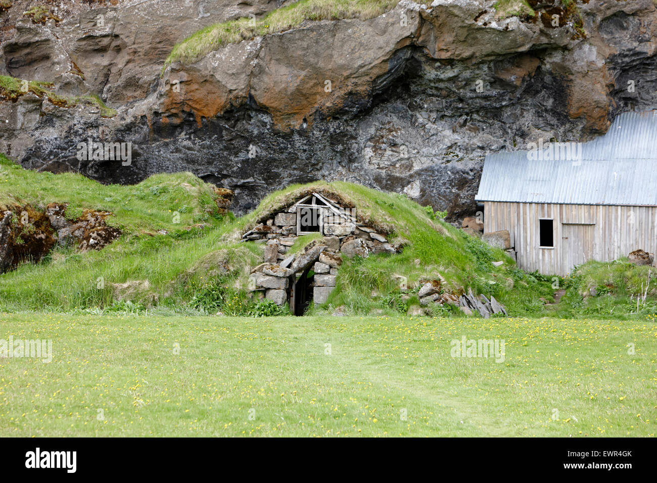 Zolle d'erba con tetto di pecora vecchia capanna Islanda Foto Stock
