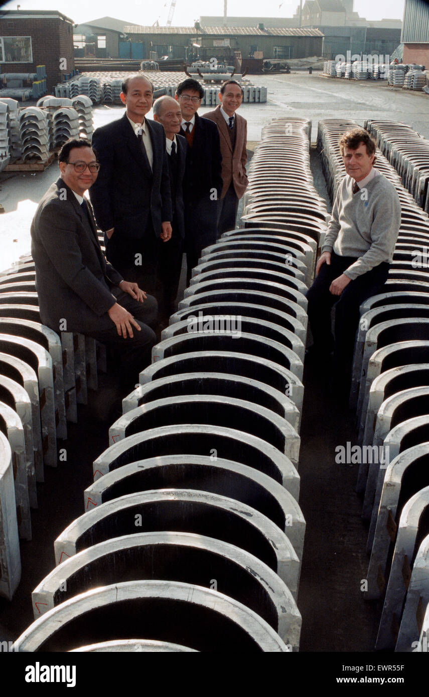 Neil Darley, Wilson Walton Managing Director di Stockton, mostrando i visitatori cinesi hanno alcuni del braccialetto sacrificale anodi per la protezione del Mare del Nord tubi. 7 febbraio 1994. Foto Stock