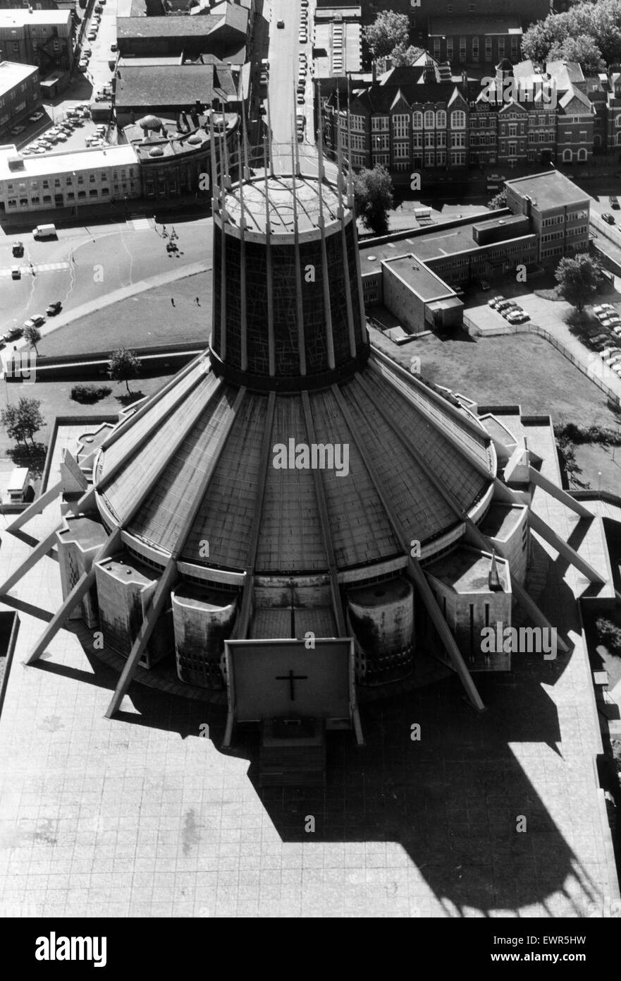 Vedute aeree di Liverpool, Merseyside, 11 giugno 1987. Liverpool Metropolitan Cathedral Foto Stock