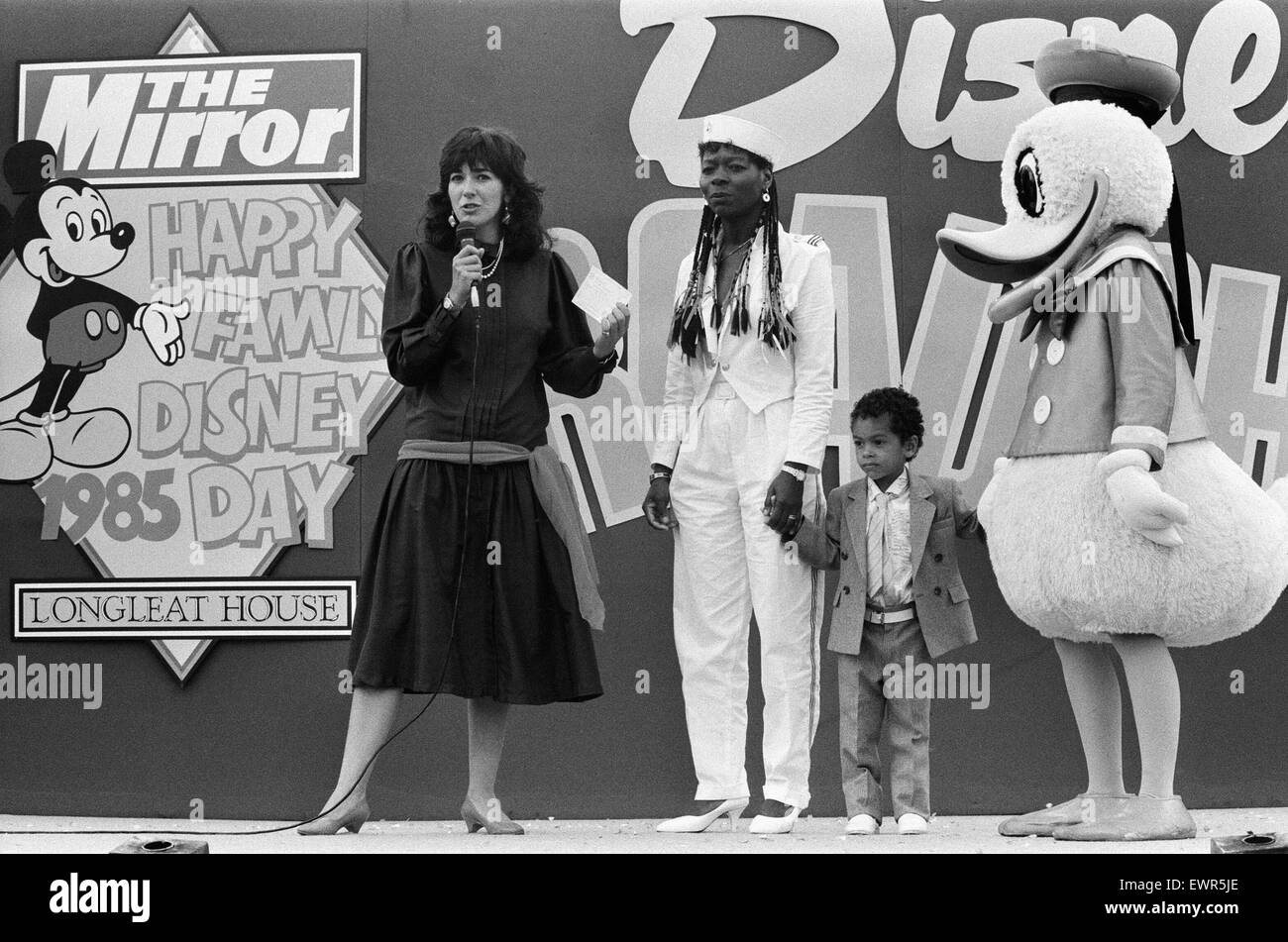Lo specchio ha organizzato una giornata di Disney per i bambini a Lord e Lady del bagno di Longleat House, nel Wiltshire. Una grande giornata di divertimento in cui Ghislaine Maxwell ha presentato un assegno di £ 2000 per il save the children fund. 13 settembre 1985. Foto Stock