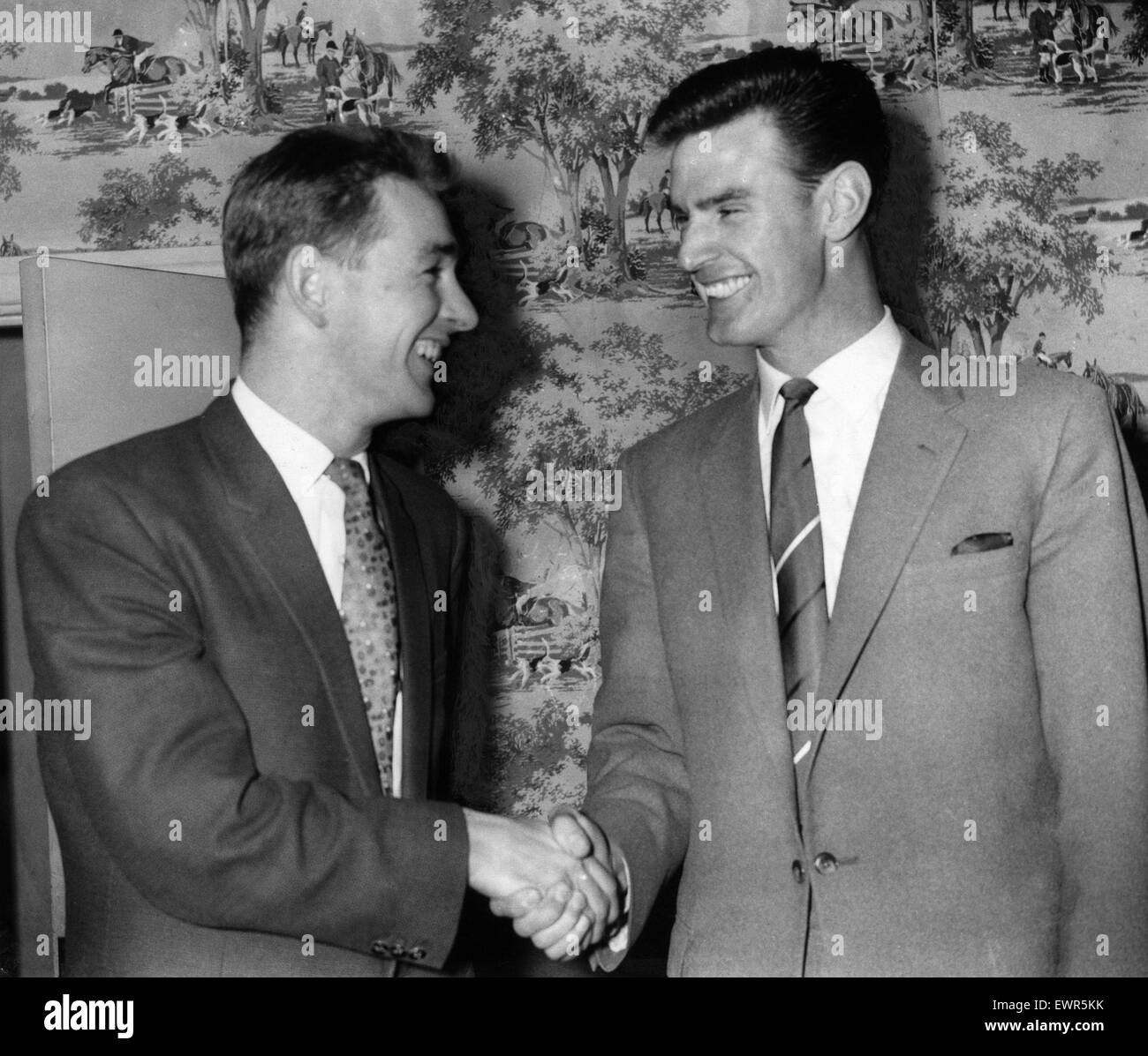 Brian Clough, Sunderland giocatore di football (sinistra) si congratula con l'ex compagno di squadra, Middlesbrough player Alan Peacock, sulla sua selezione per il prossimo gioco di Inghilterra contro Austria (mercoledì prossimo). Foto di riunione e di prendere parte al sorteggio per 8x FA Cup Fi Foto Stock