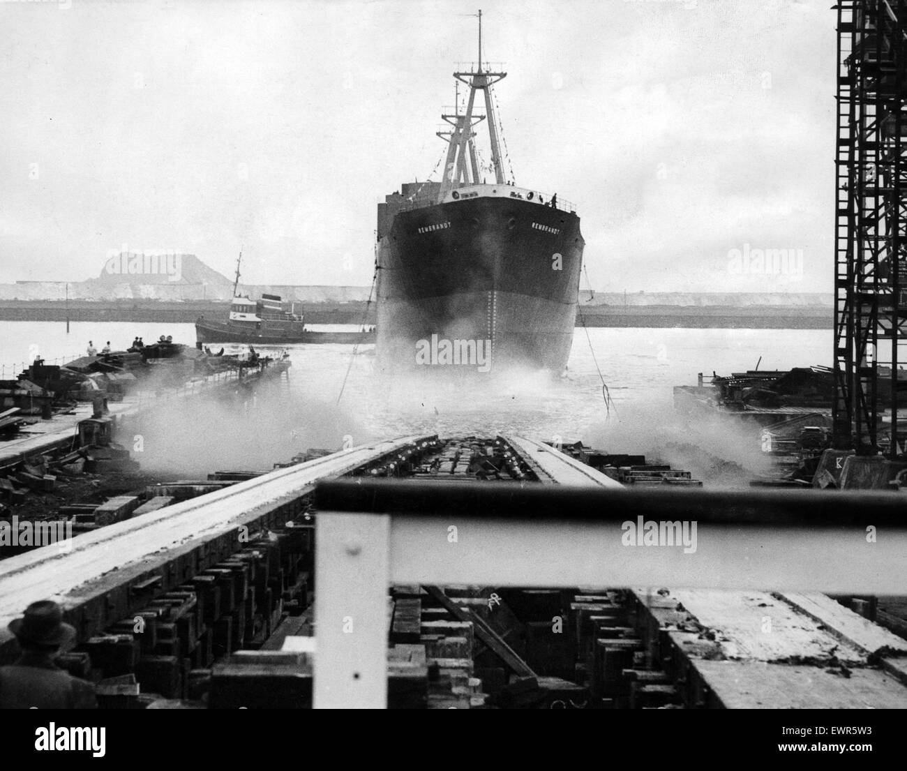 Il lancio del cargo Rembrandt , costruito e propulsori da Smith's Dock Company Ltd per il vapore Bolton Shipping Company Ltd, a Smiths Dock al South Bank sul Fiume Tees. Il 29 gennaio 1960. Foto Stock