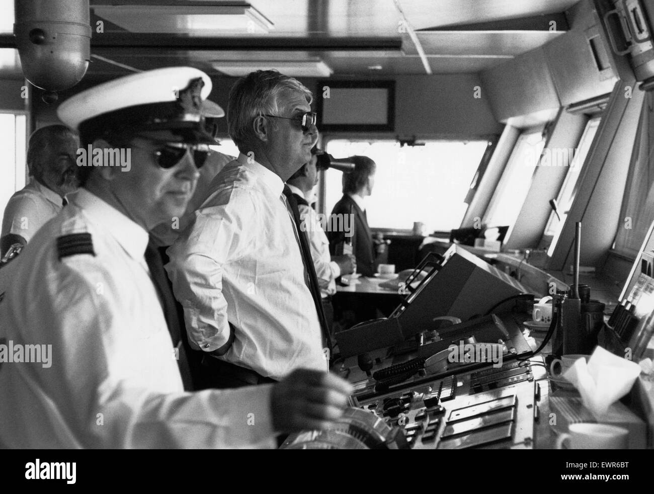 Capitano Robin Woodall, Master del QE2, sul ponte della nave come si è navigato in Liverpool come parte di Cunard. feste di compleanno. Liverpool, 24 luglio 1990. Foto Stock