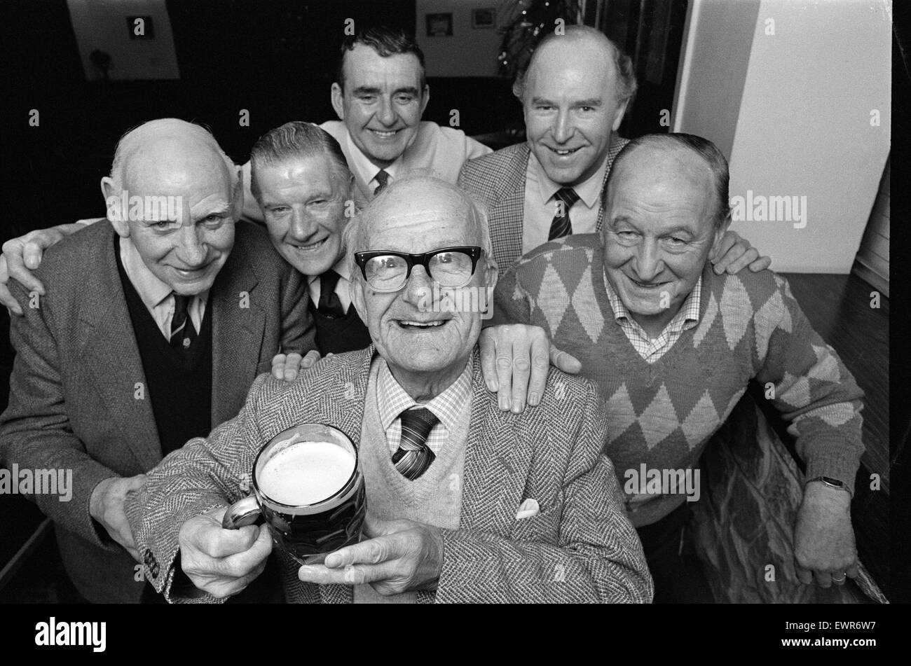 Cheers... Kirkheaton Cricket e Bowling Club veteran Signor Fred Taylor (centro) è di 90 anni, e per celebrare i suoi pals (da sinistra) vice-presidenti signor Norman Hallas e il signor Eric Morton, suo figlio signor Reg Taylor, tesoriere il Signor Eric Hepworth, e vice-presidente Foto Stock