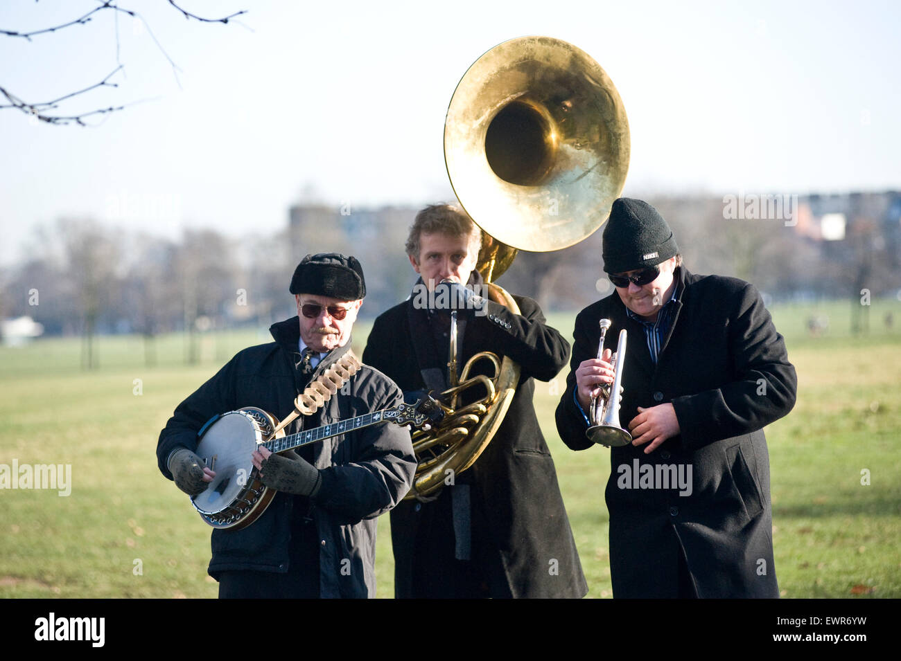 Una piccola banda di ottoni gioca su una mattina autunnale su Clapham Common Foto Stock