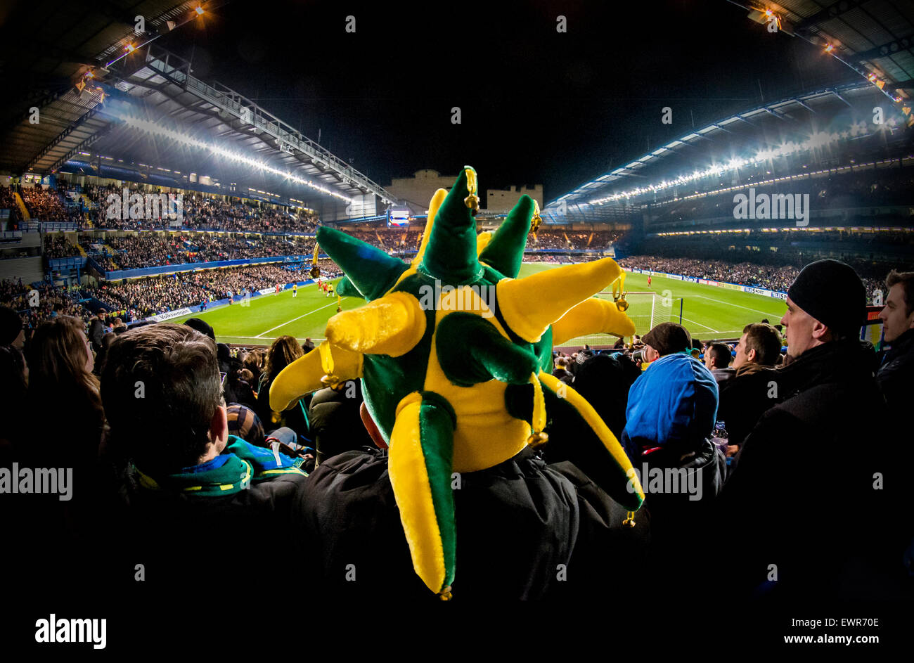 Un brasiliano appassionato di calcio in una partita internazionale contro l'Inghilterra completamente oscura la vista nella sua enorme verde e cappello giallo Foto Stock