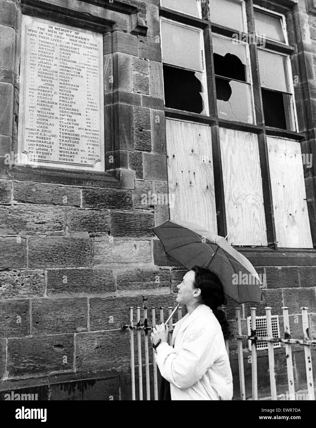 Un monumento a Cleveland di eroi di guerra come è stato lasciato per rack e la rovina per le mani di vandali, è stato rivendicato. Nel corso dell'anno il paese celebra il quarantesimo anniversario della V-e giorno, la sig.ra Margaret Hart dice che qualcosa deve essere fatto per snellire Normanby vecchio S Foto Stock