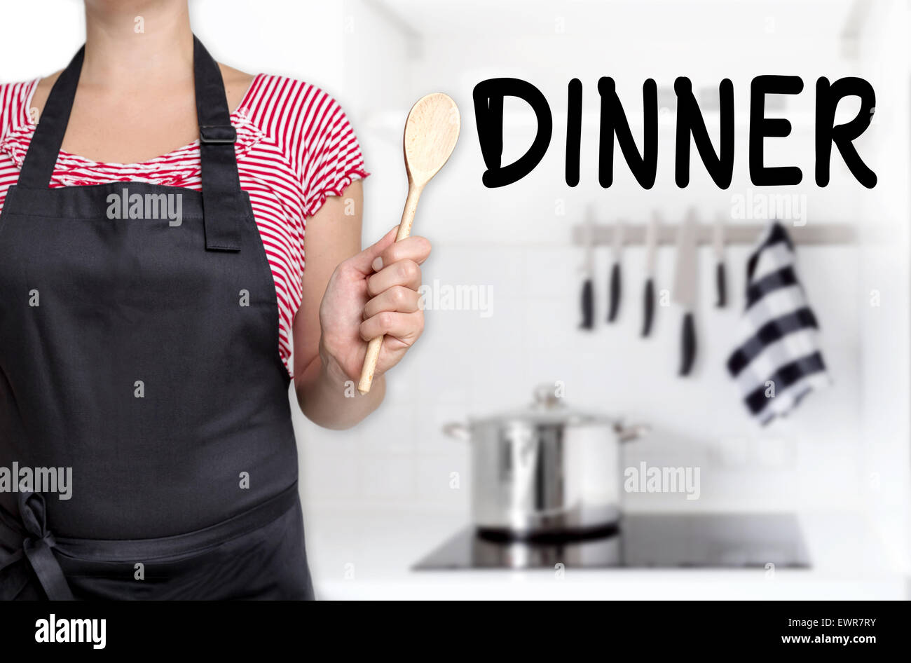 La cena lo chef tenendo il cucchiaio di legno dello sfondo. Foto Stock